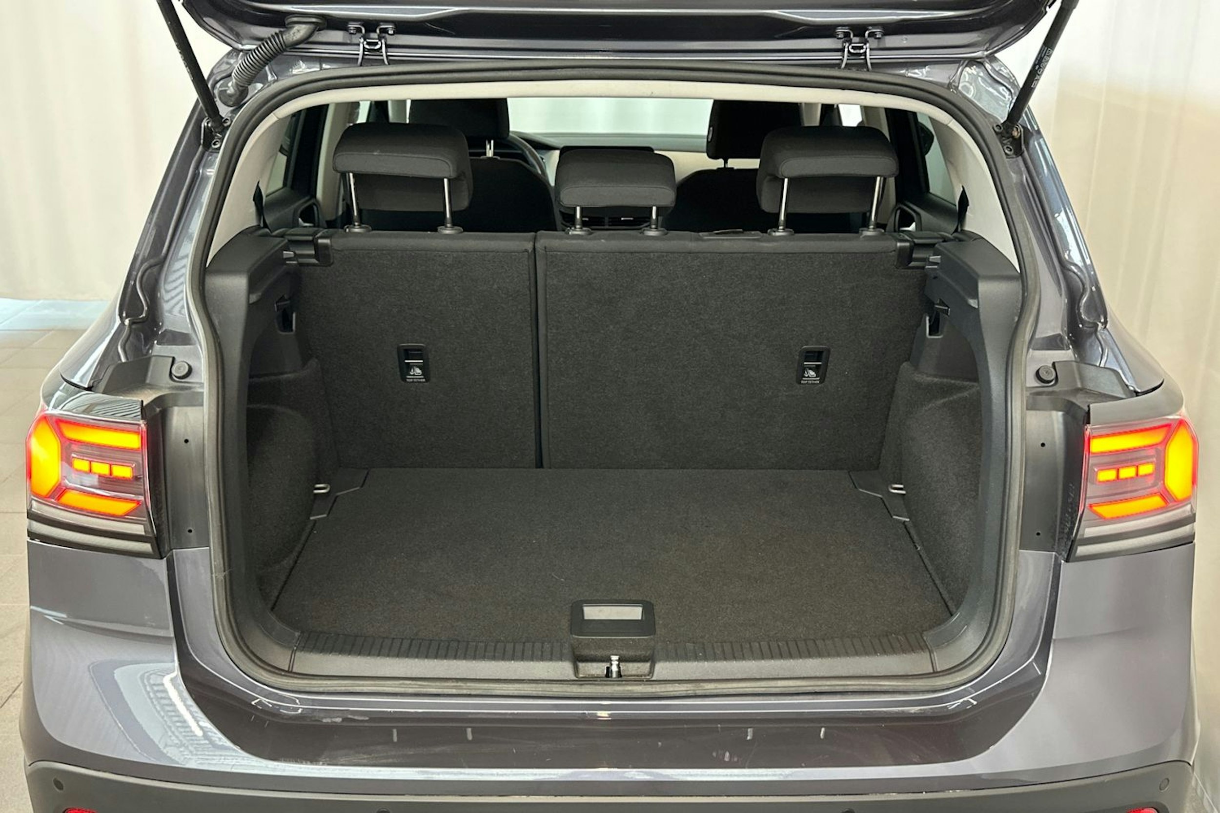 harmaa Volkswagen T-Cross 2024 kuva 15.