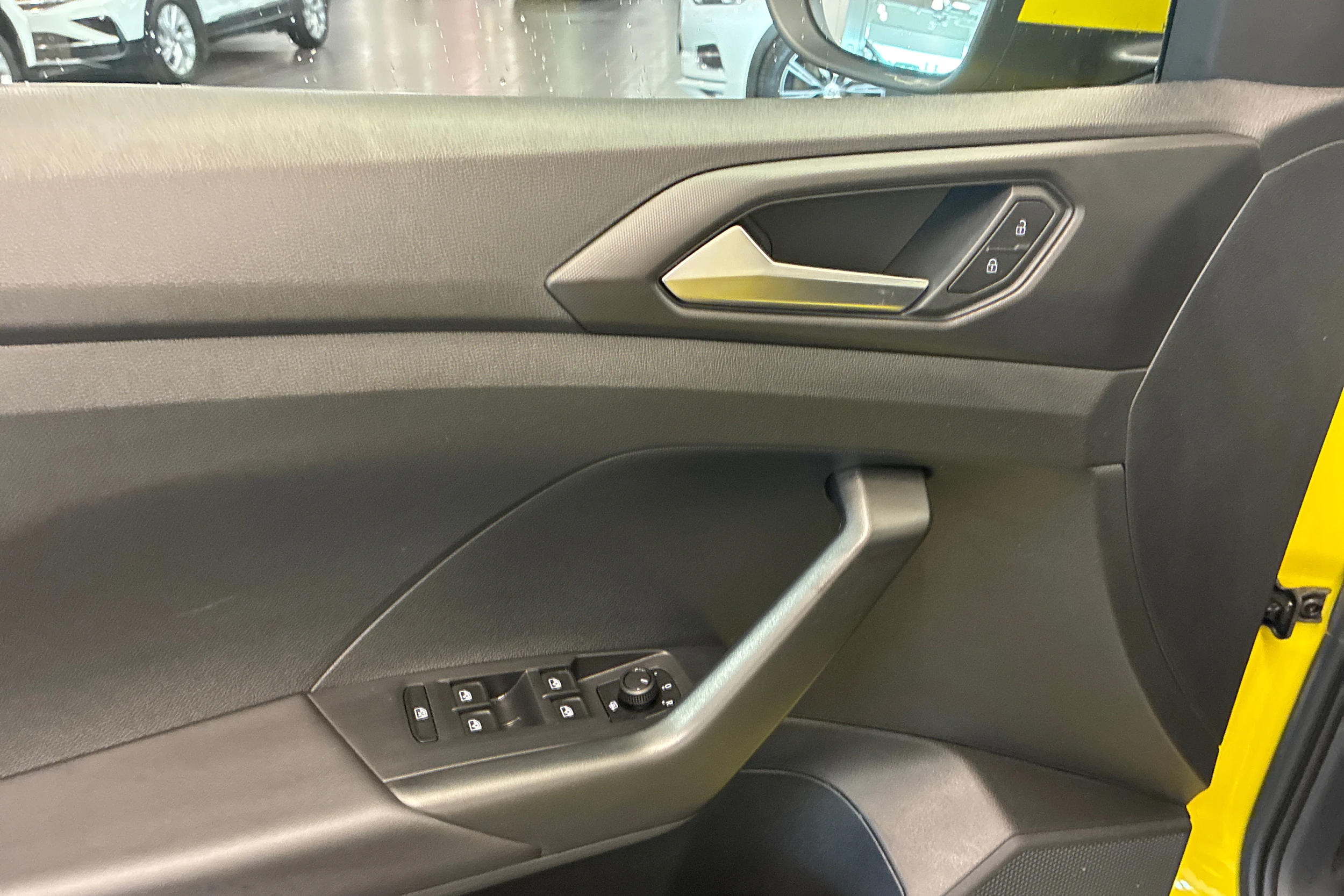 keltainen Volkswagen T-Cross 2024 kuva 11.