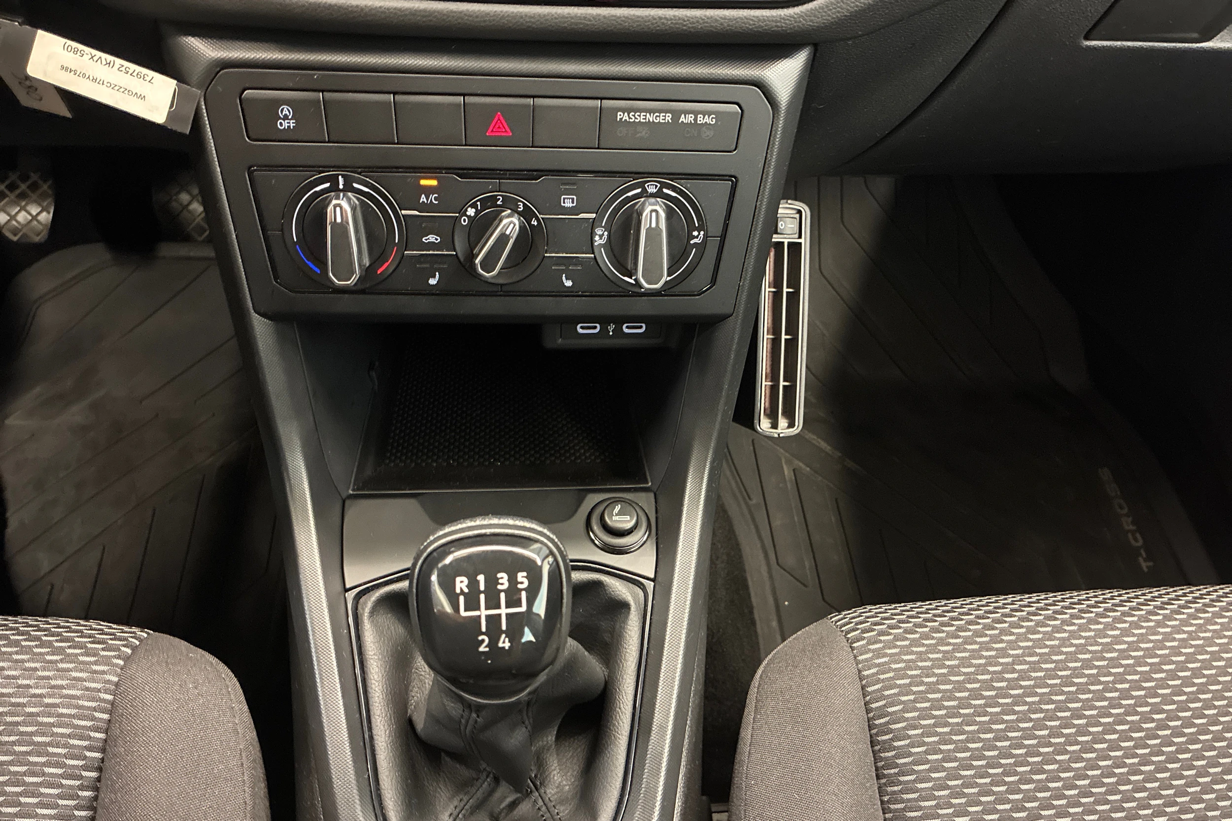 keltainen Volkswagen T-Cross 2024 kuva 16.