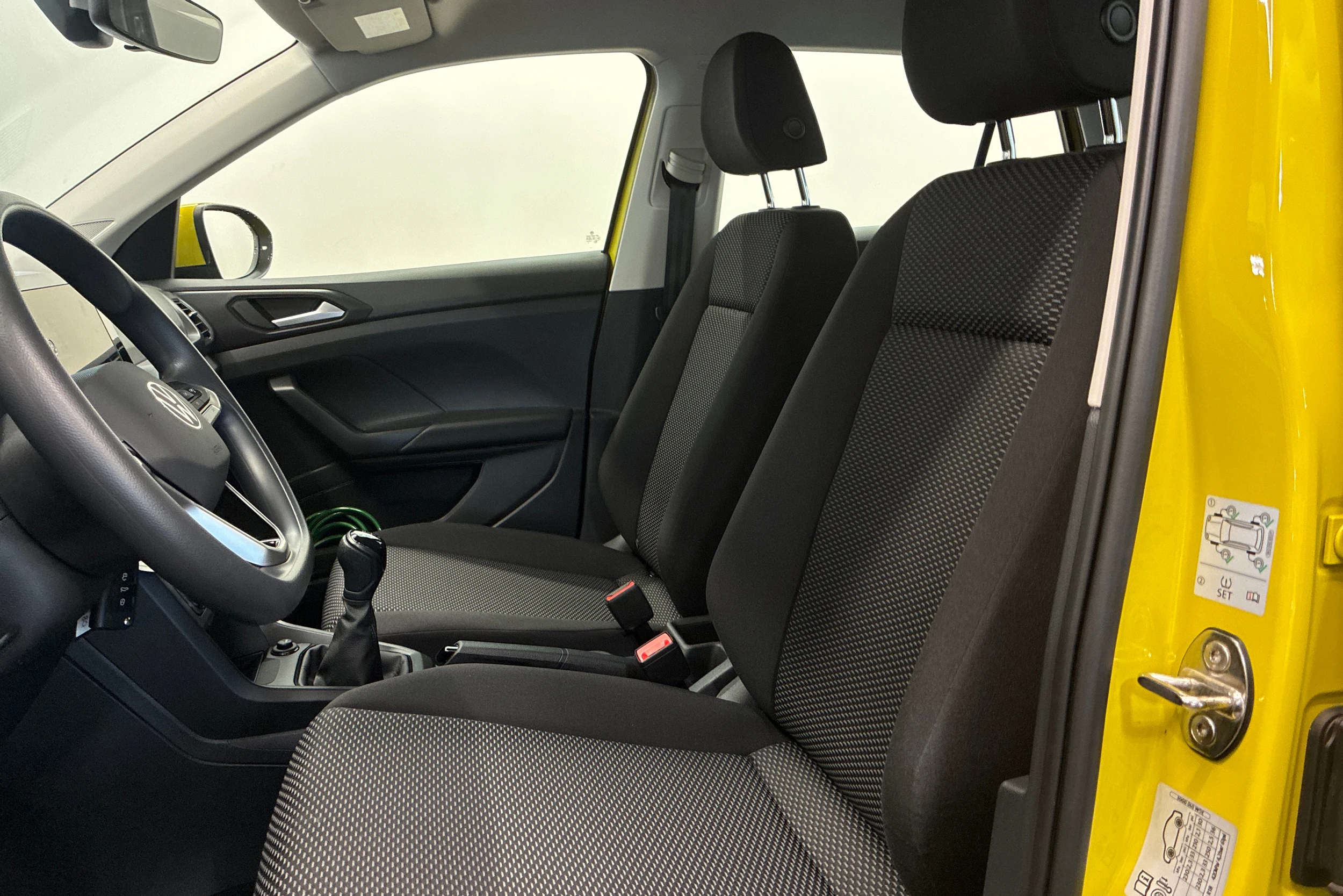 keltainen Volkswagen T-Cross 2024 kuva 19.