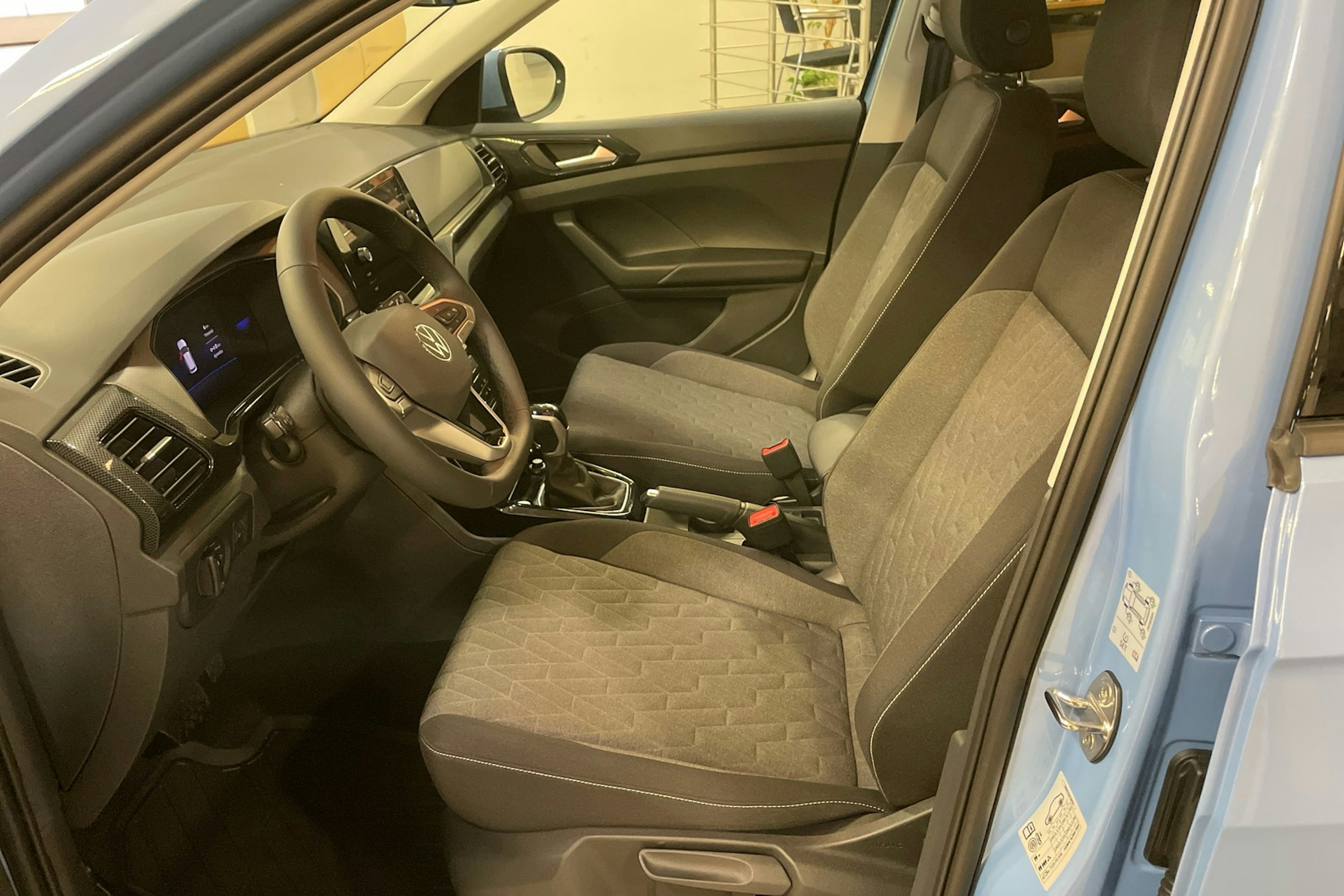 sininen Volkswagen T-Cross 2024 kuva 6.