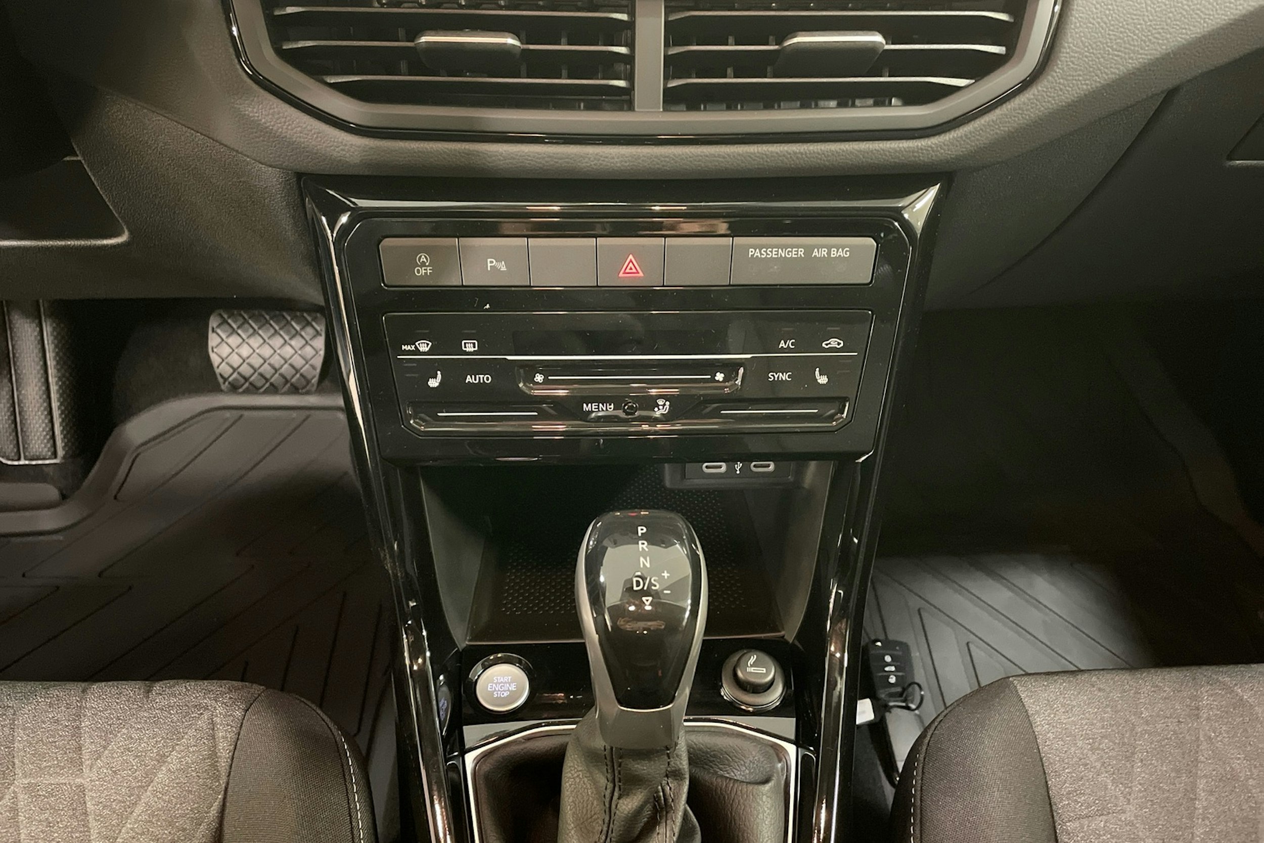 sininen Volkswagen T-Cross 2024 kuva 19.
