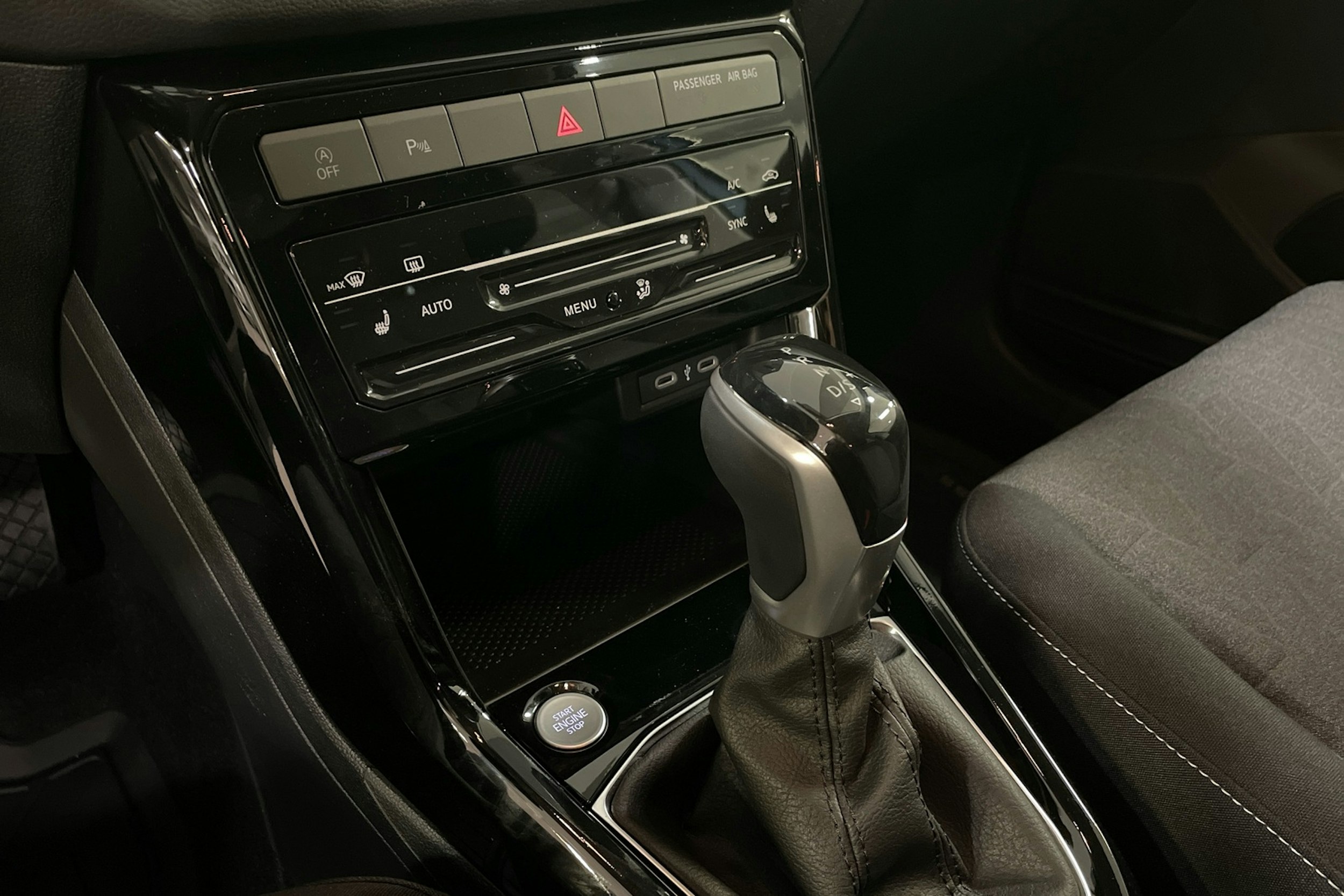 sininen Volkswagen T-Cross 2024 kuva 32.