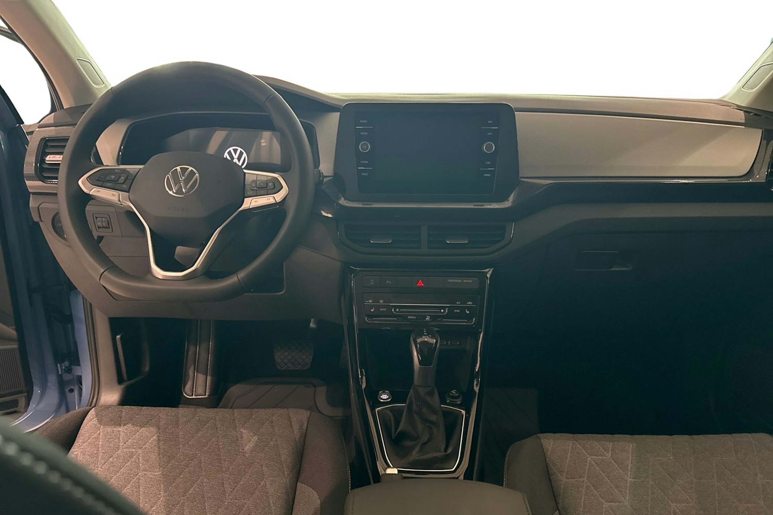 sininen Volkswagen T-Cross 2025 kuva 7.