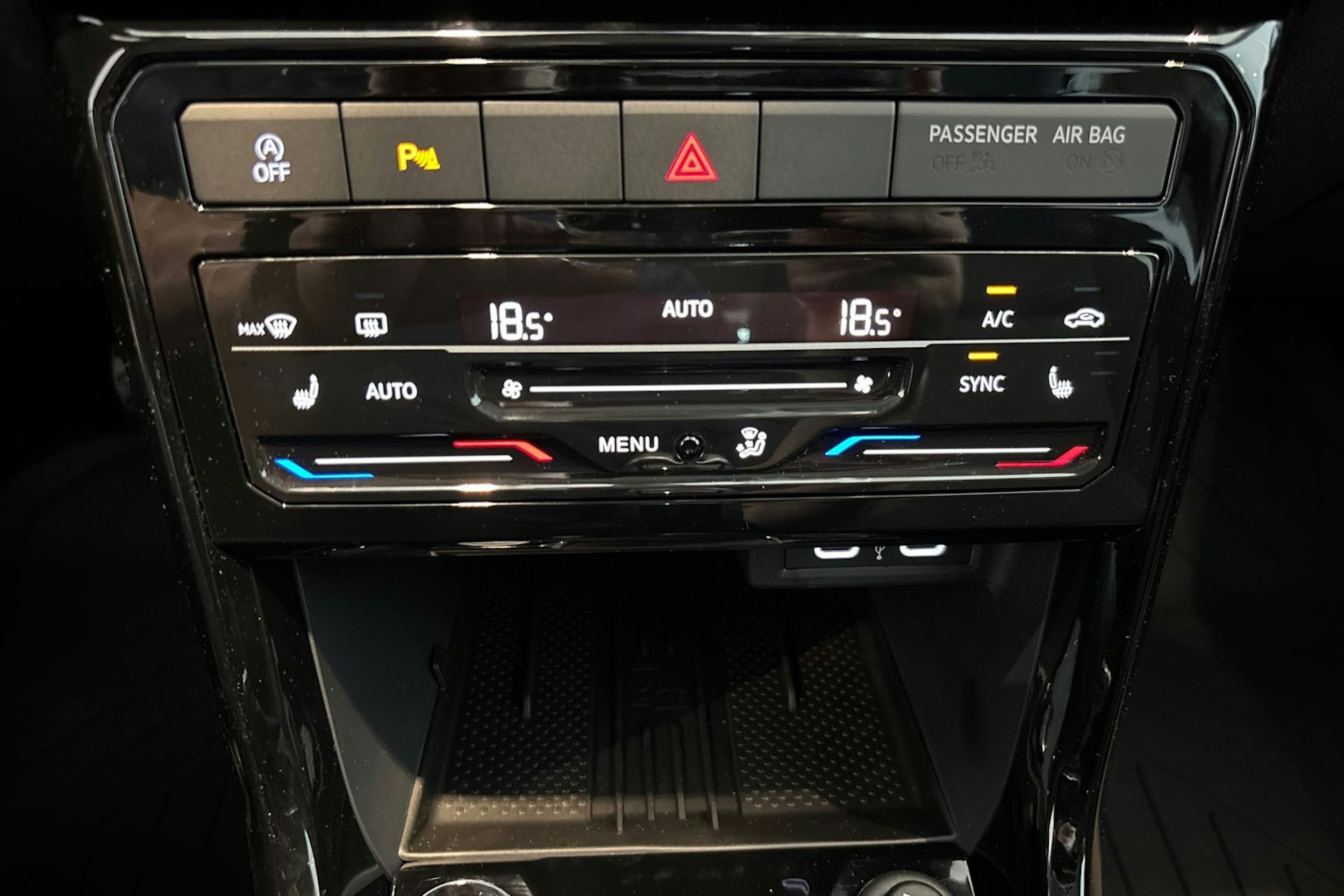 punainen Volkswagen T-Cross 2025 kuva 16.