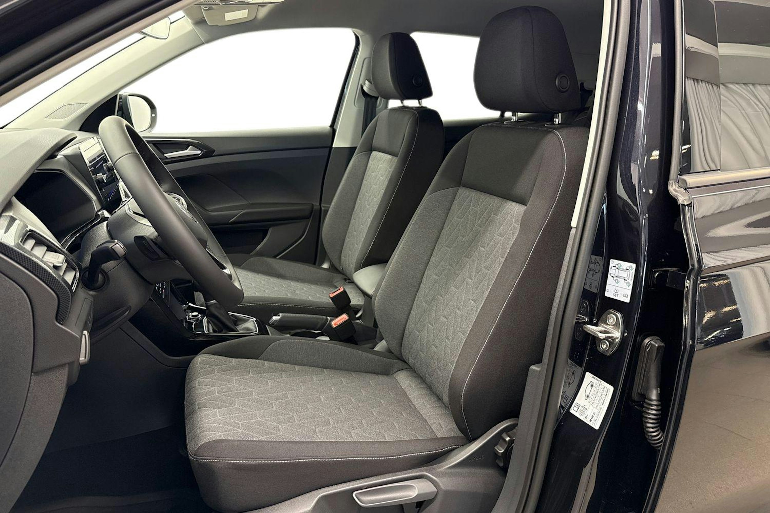 met. musta Volkswagen T-Cross 2025 kuva 8.