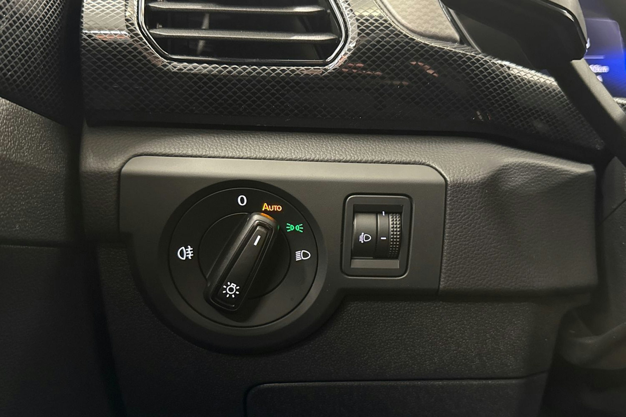 met. musta Volkswagen T-Cross 2025 kuva 17.