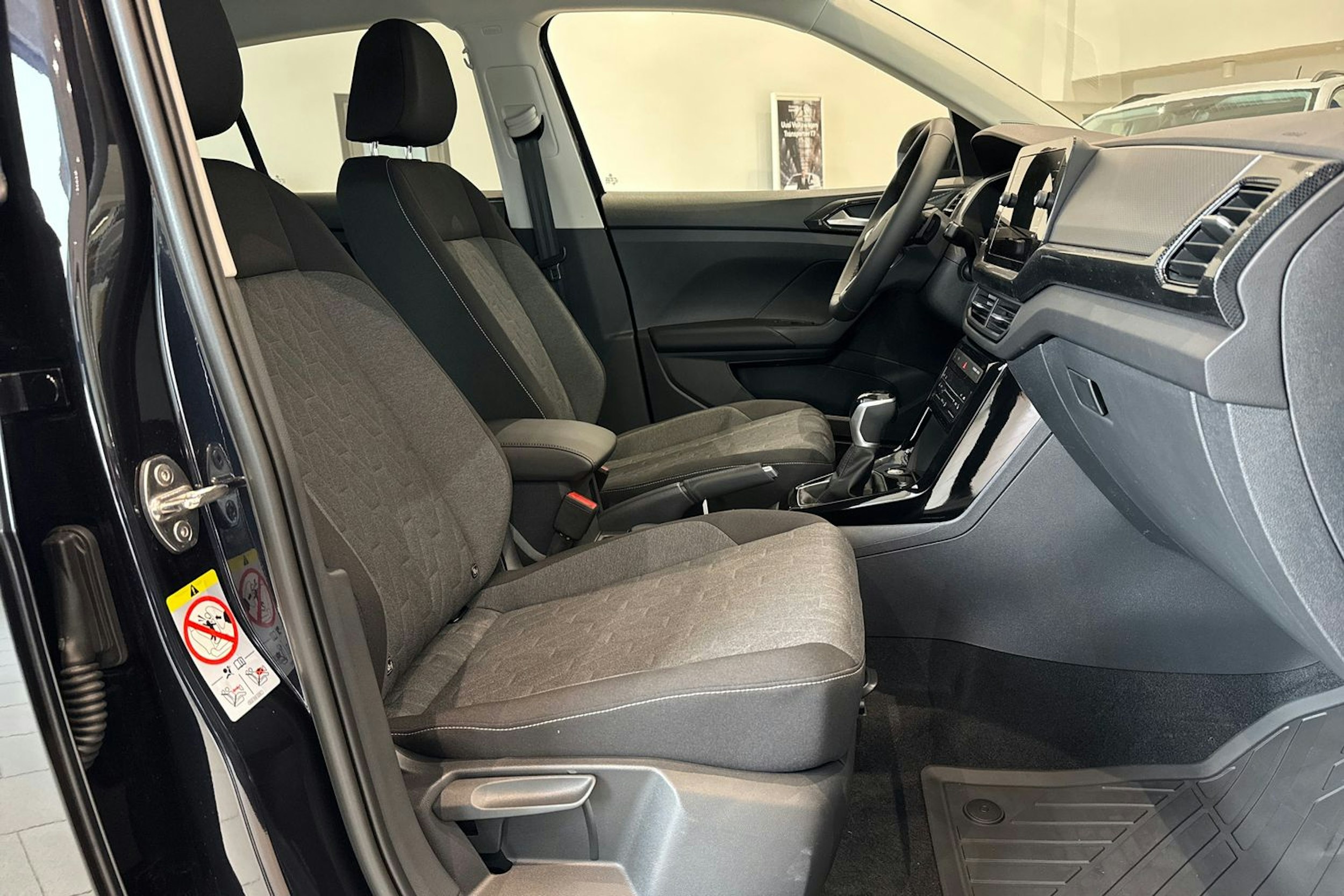 met. musta Volkswagen T-Cross 2025 kuva 11.