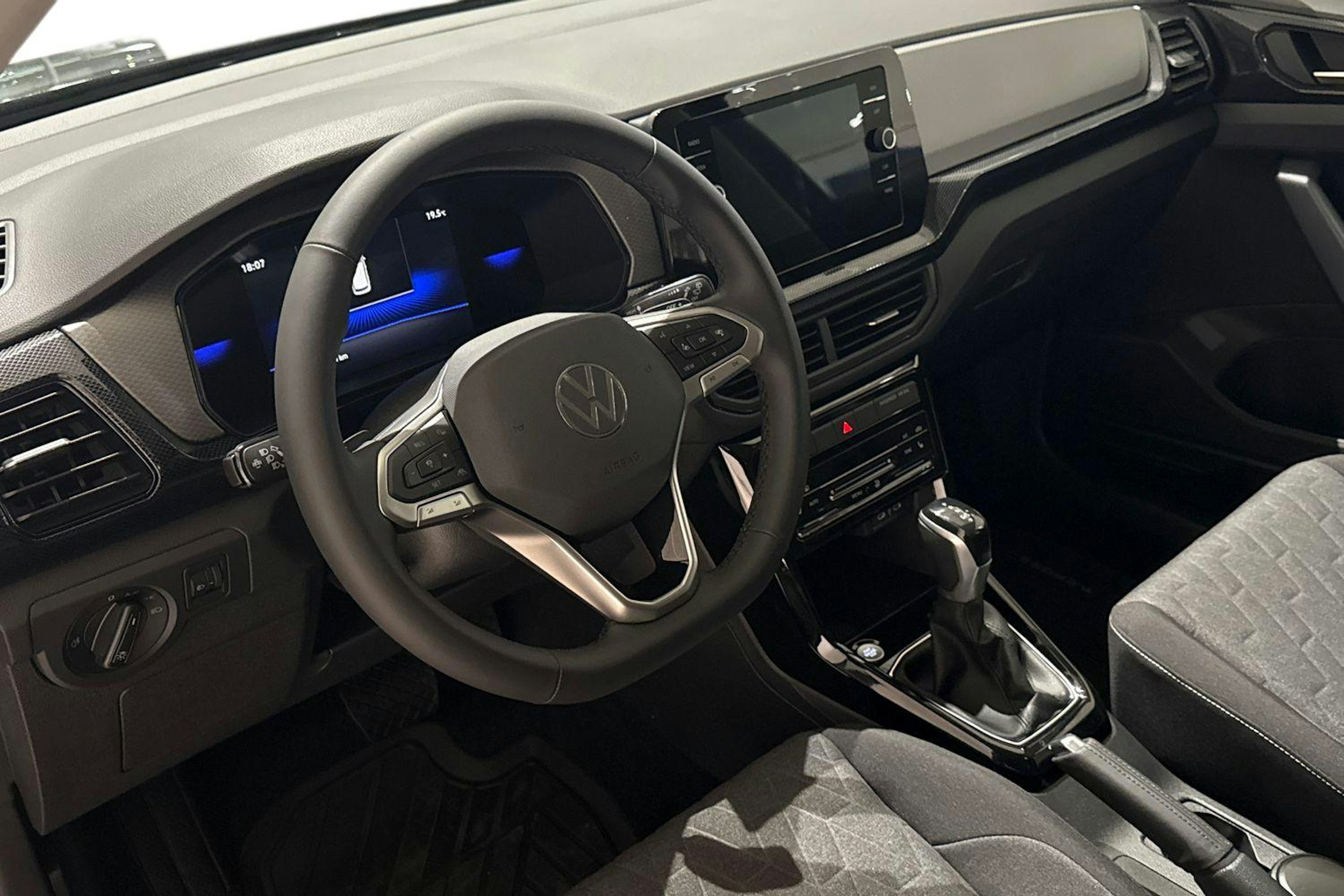 musta Volkswagen T-Cross 2025 kuva 6.