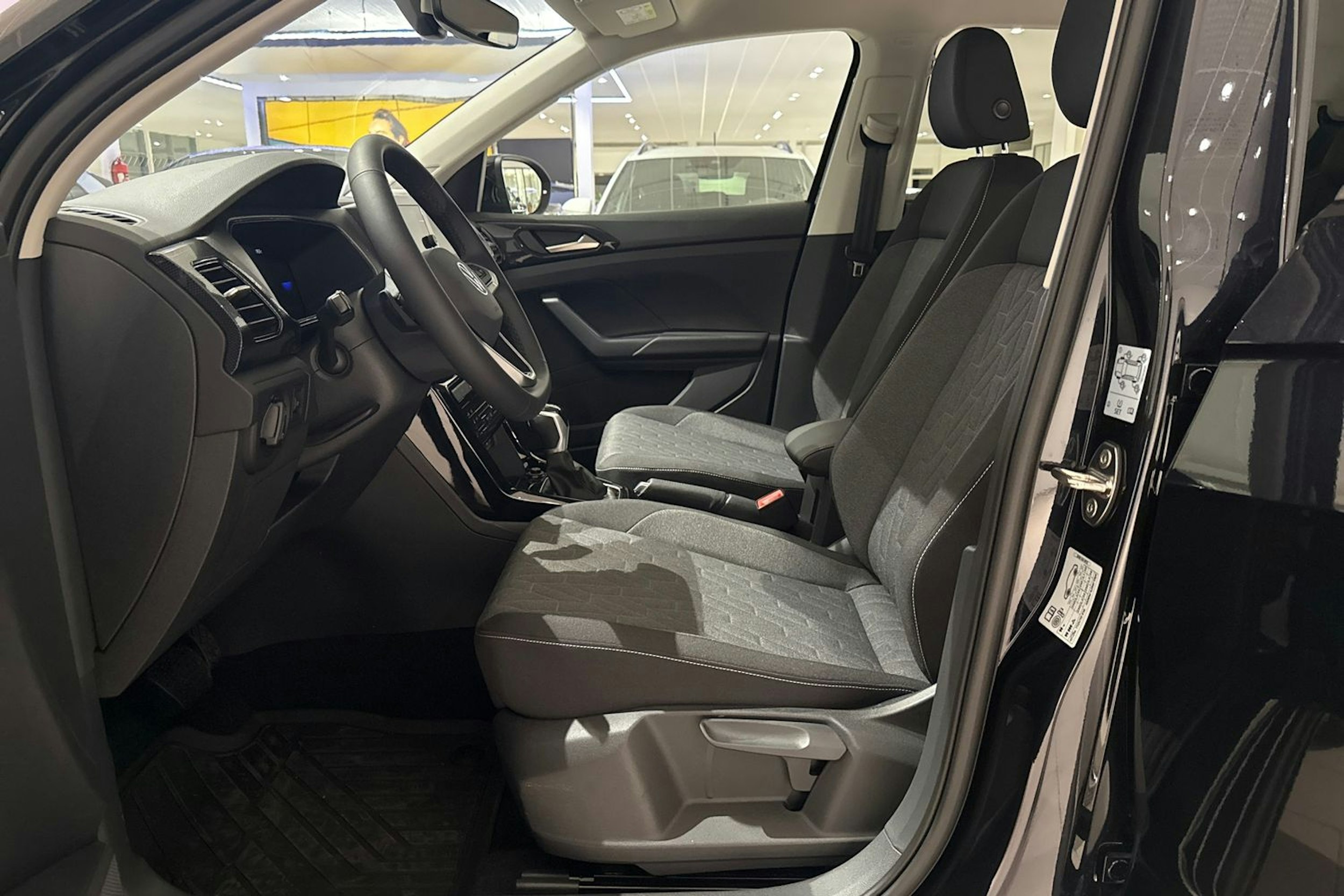 musta Volkswagen T-Cross 2025 kuva 11.
