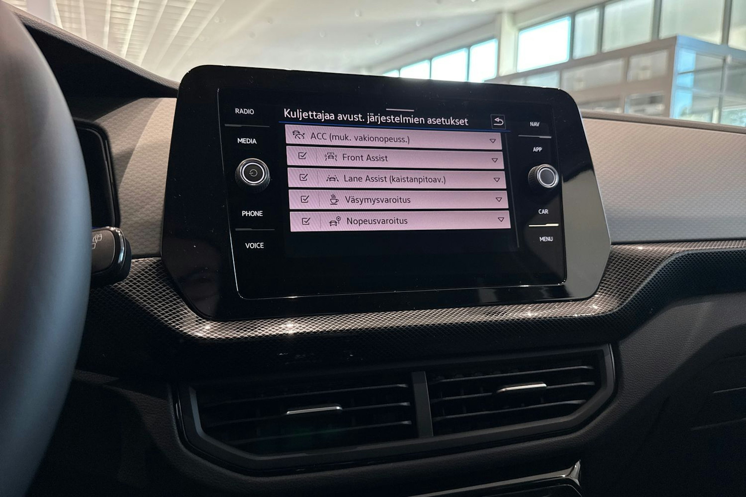 met. musta Volkswagen T-Cross 2025 kuva 15.
