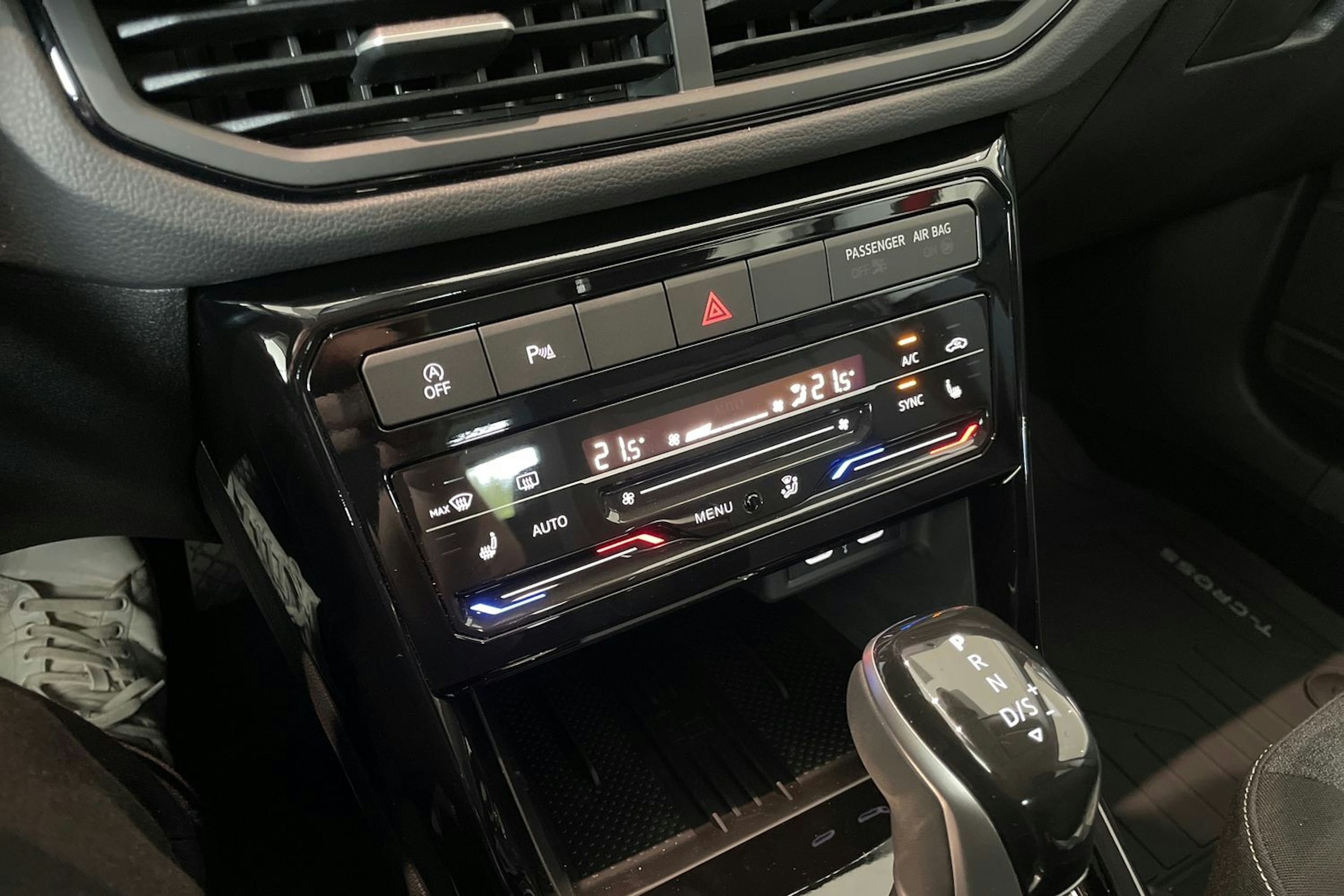 punainen Volkswagen T-Cross 2025 kuva 12.