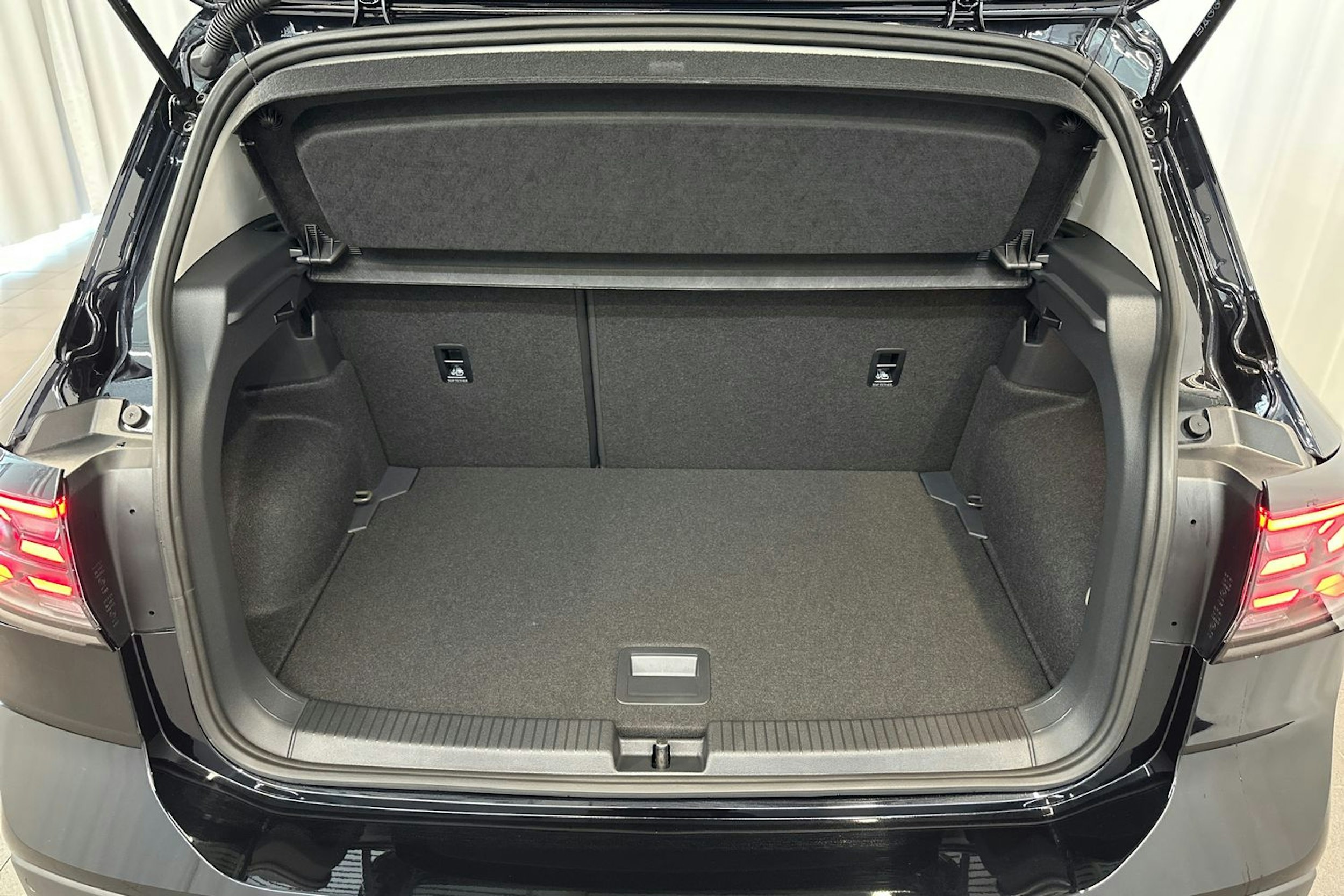 musta Volkswagen T-Cross 2025 kuva 11.