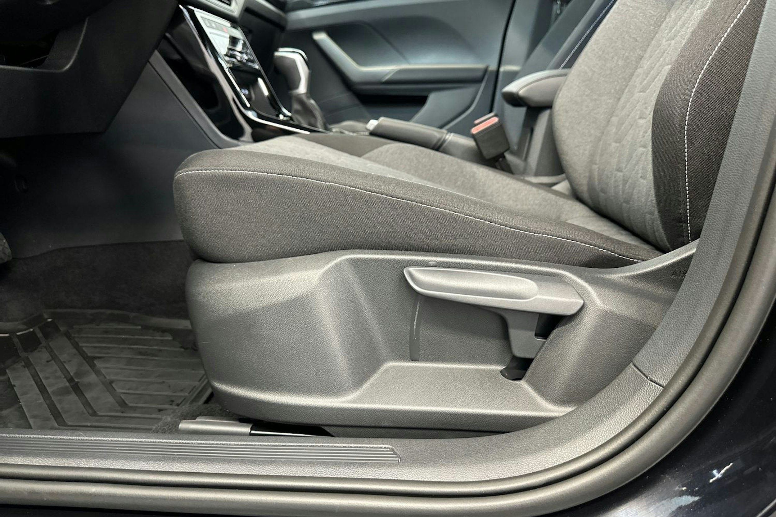 musta Volkswagen T-Cross 2025 kuva 14.