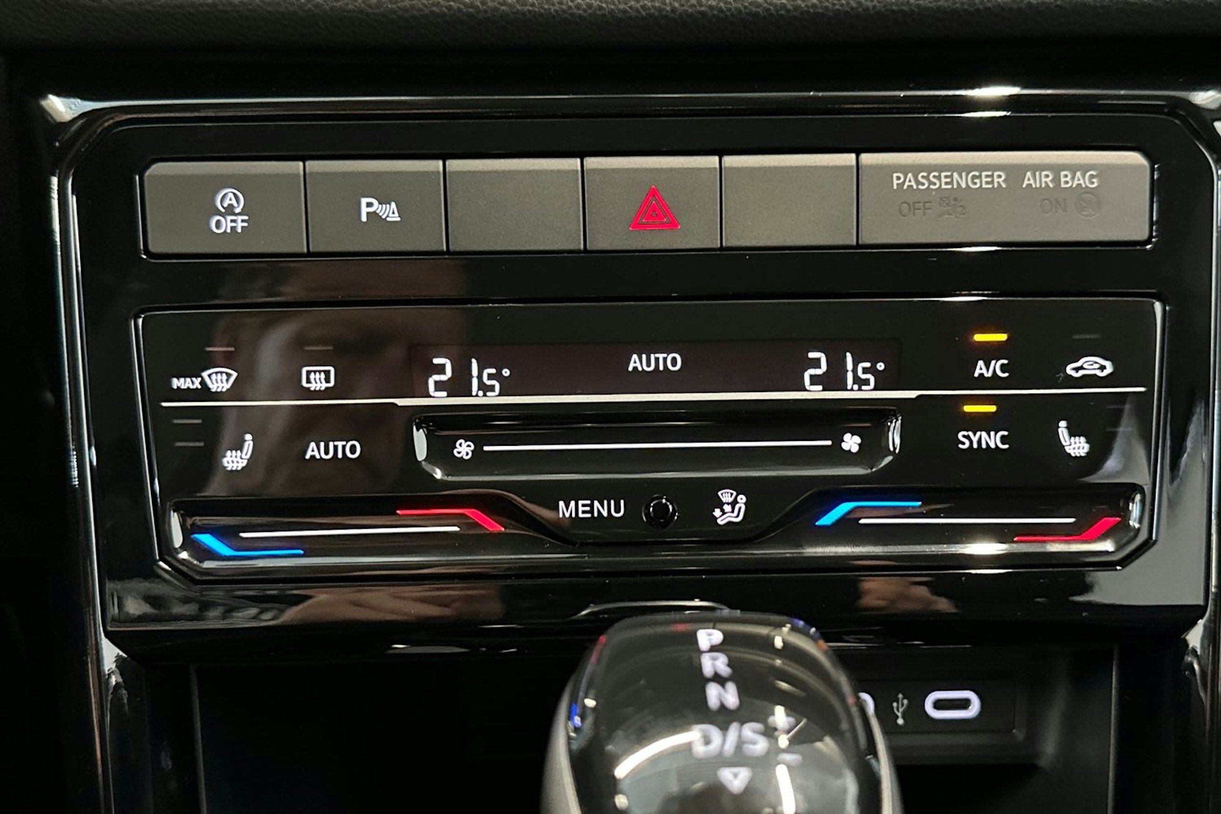 musta Volkswagen T-Cross 2025 kuva 23.