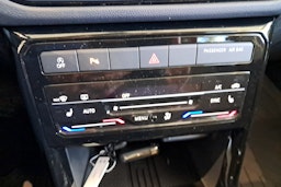 punainen Volkswagen T-Cross 2025 kuva 12.