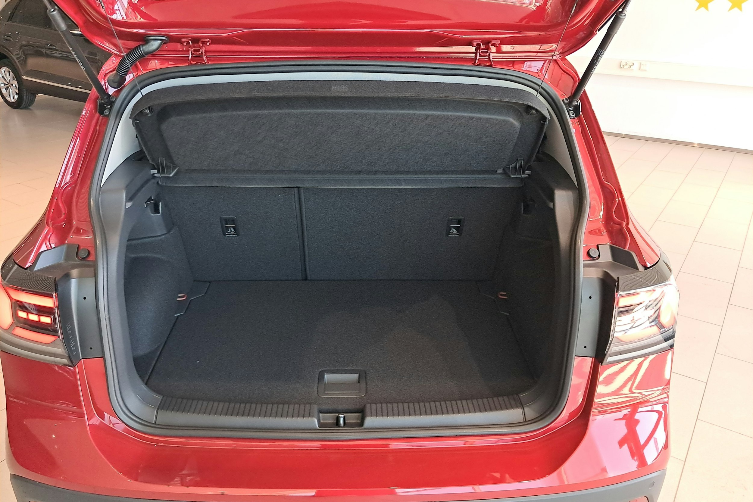 punainen Volkswagen T-Cross 2025 kuva 15.
