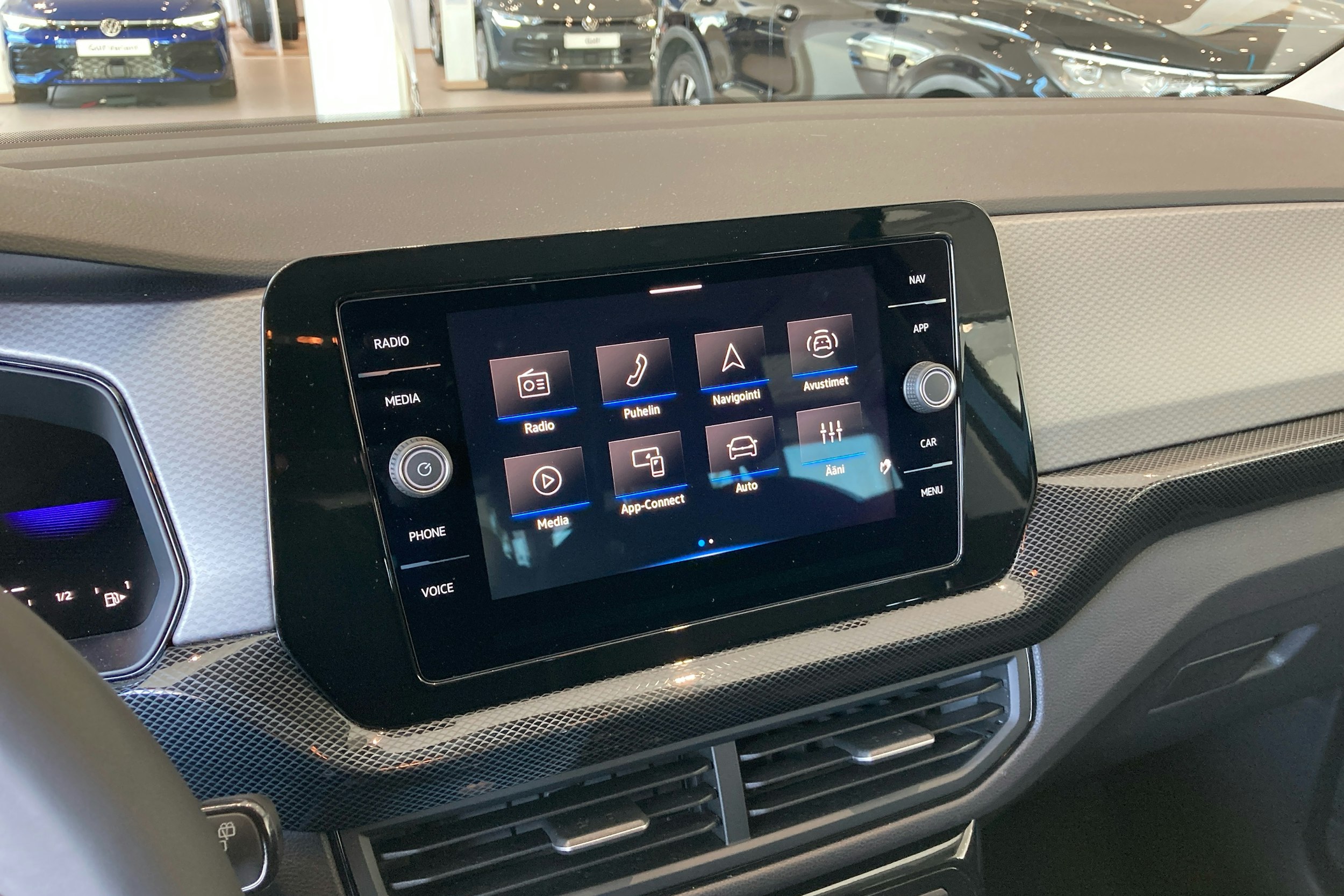 sininen Volkswagen T-Cross 2025 kuva 14.