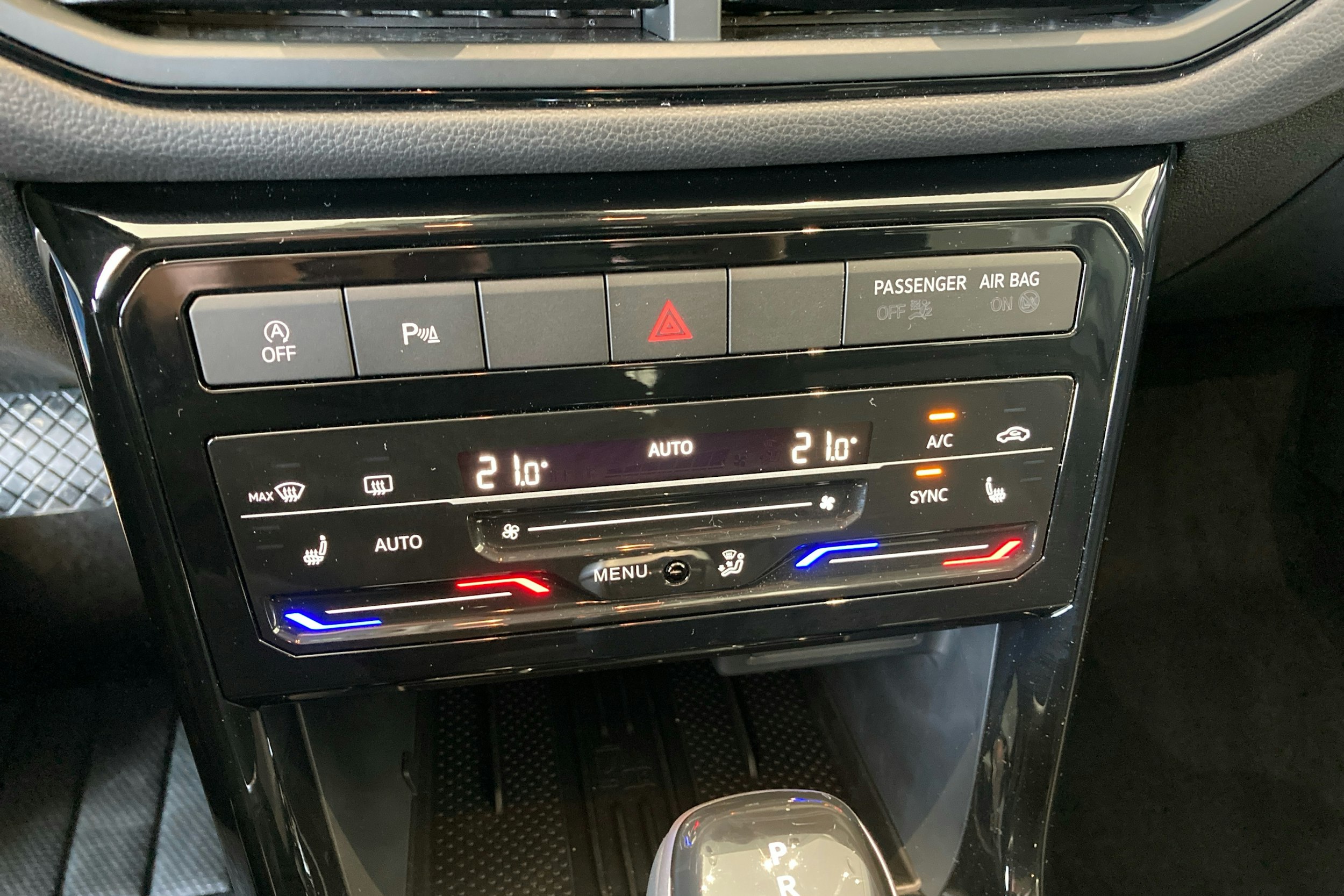 sininen Volkswagen T-Cross 2025 kuva 16.
