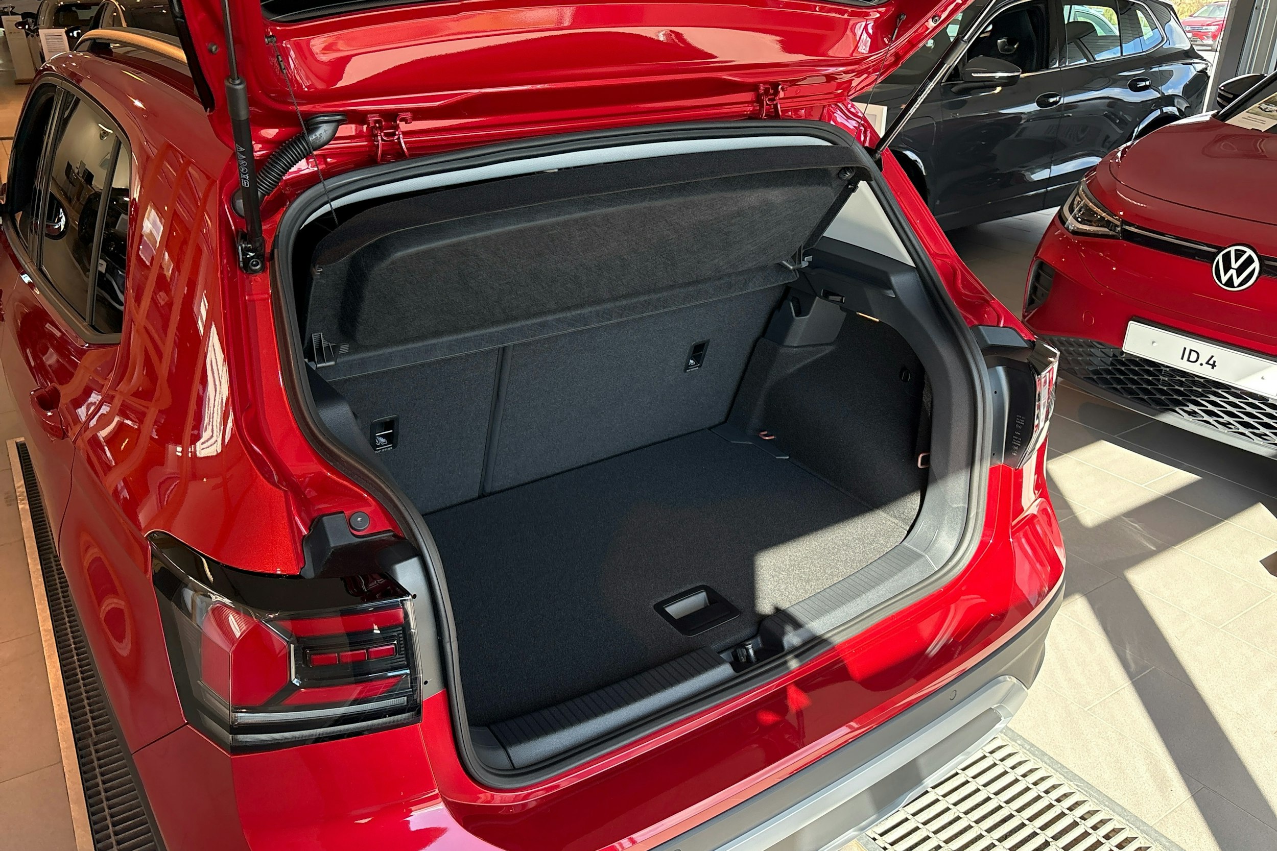 punainen Volkswagen T-Cross 2025 kuva 12.