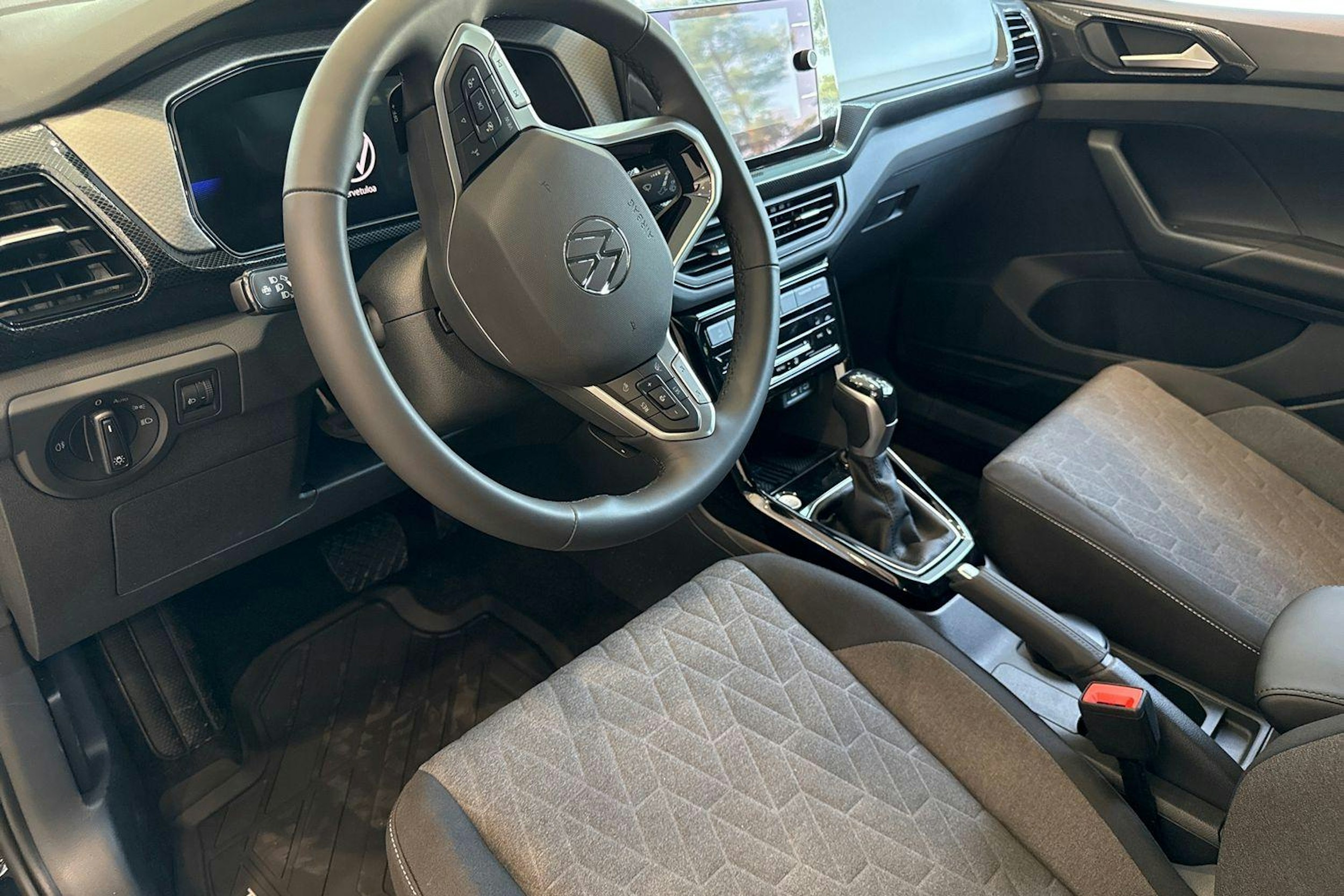 musta Volkswagen T-Cross 2025 kuva 6.