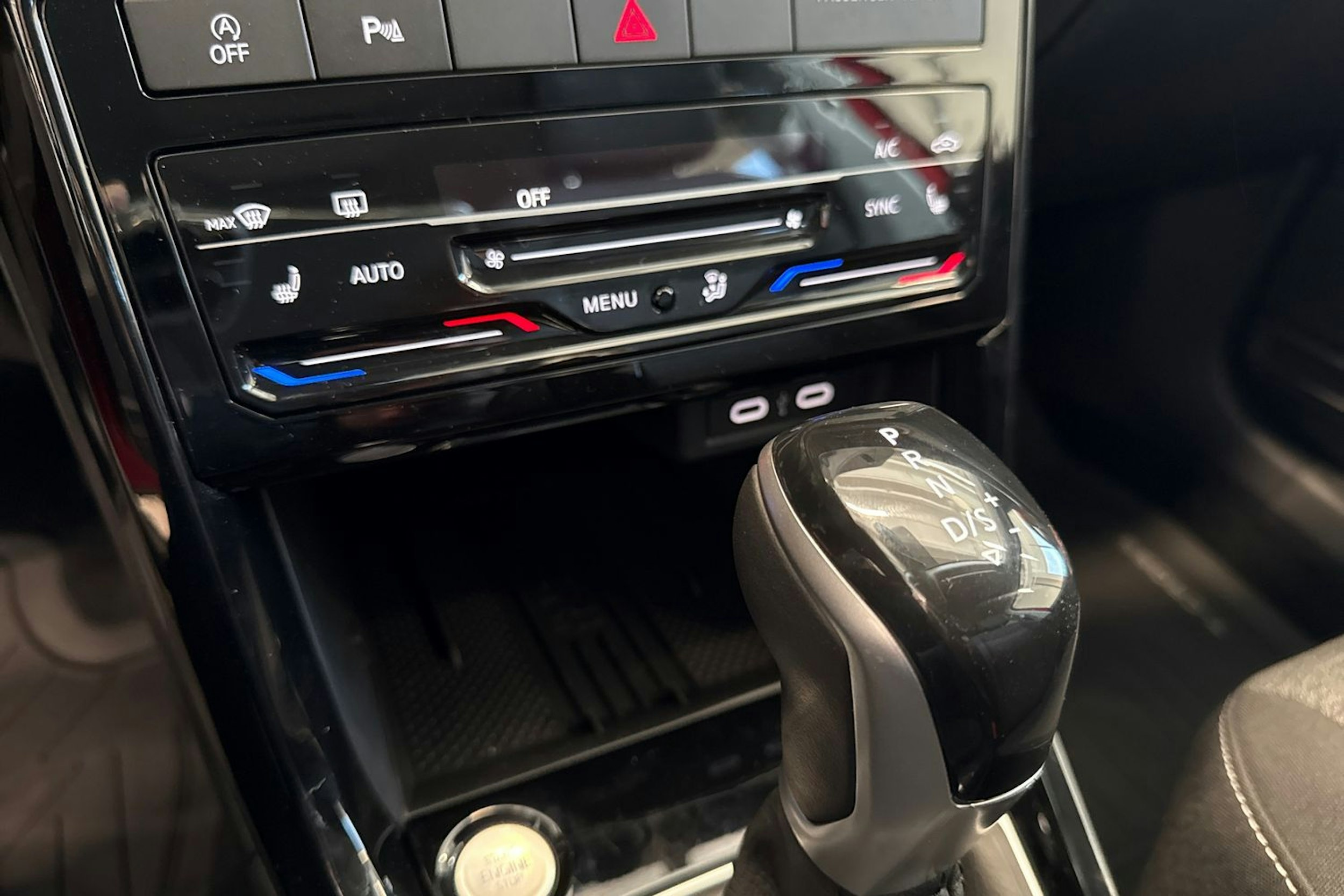 punainen Volkswagen T-Cross 2025 kuva 12.