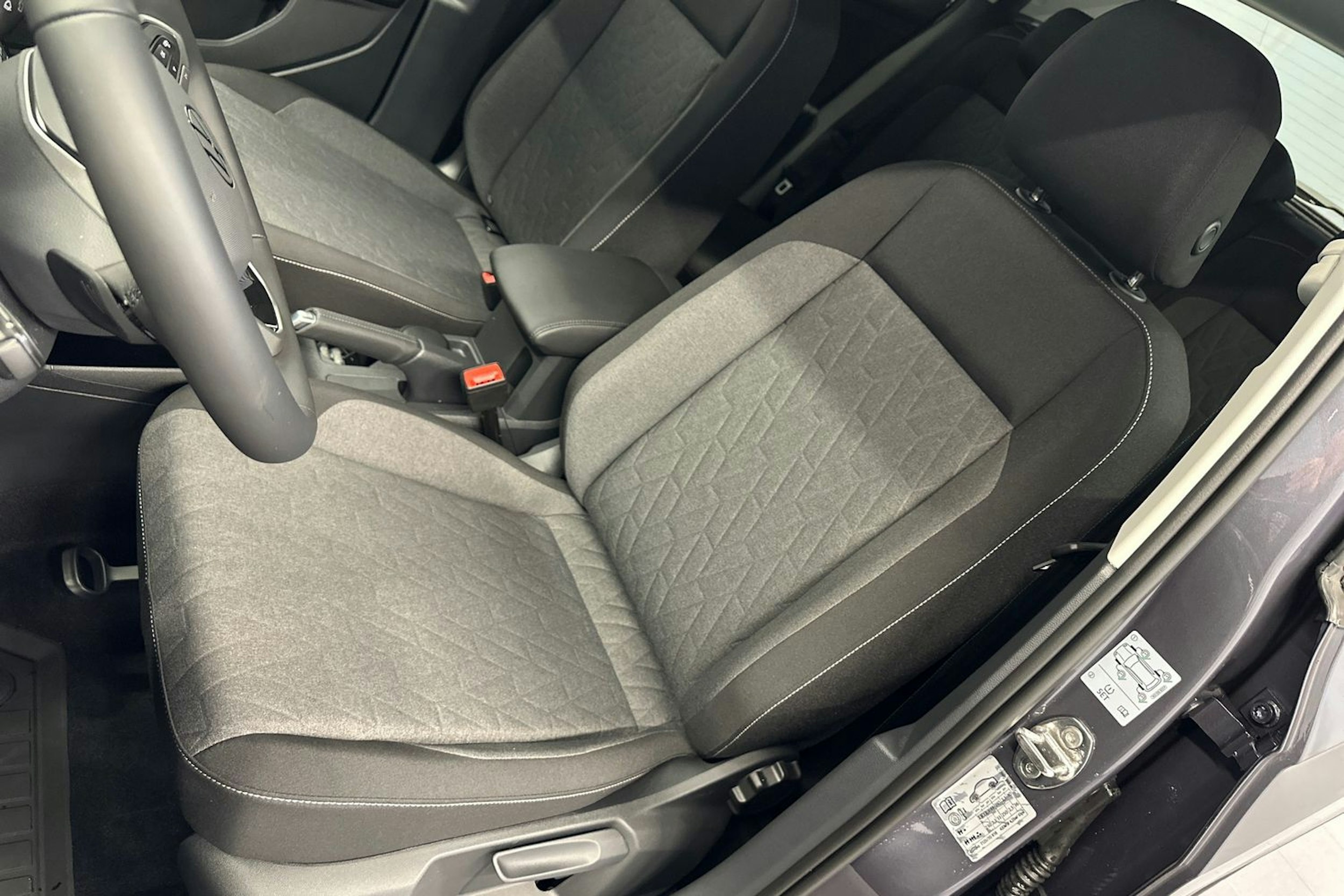 Harmaa Volkswagen T-Cross 2025 kuva 14.