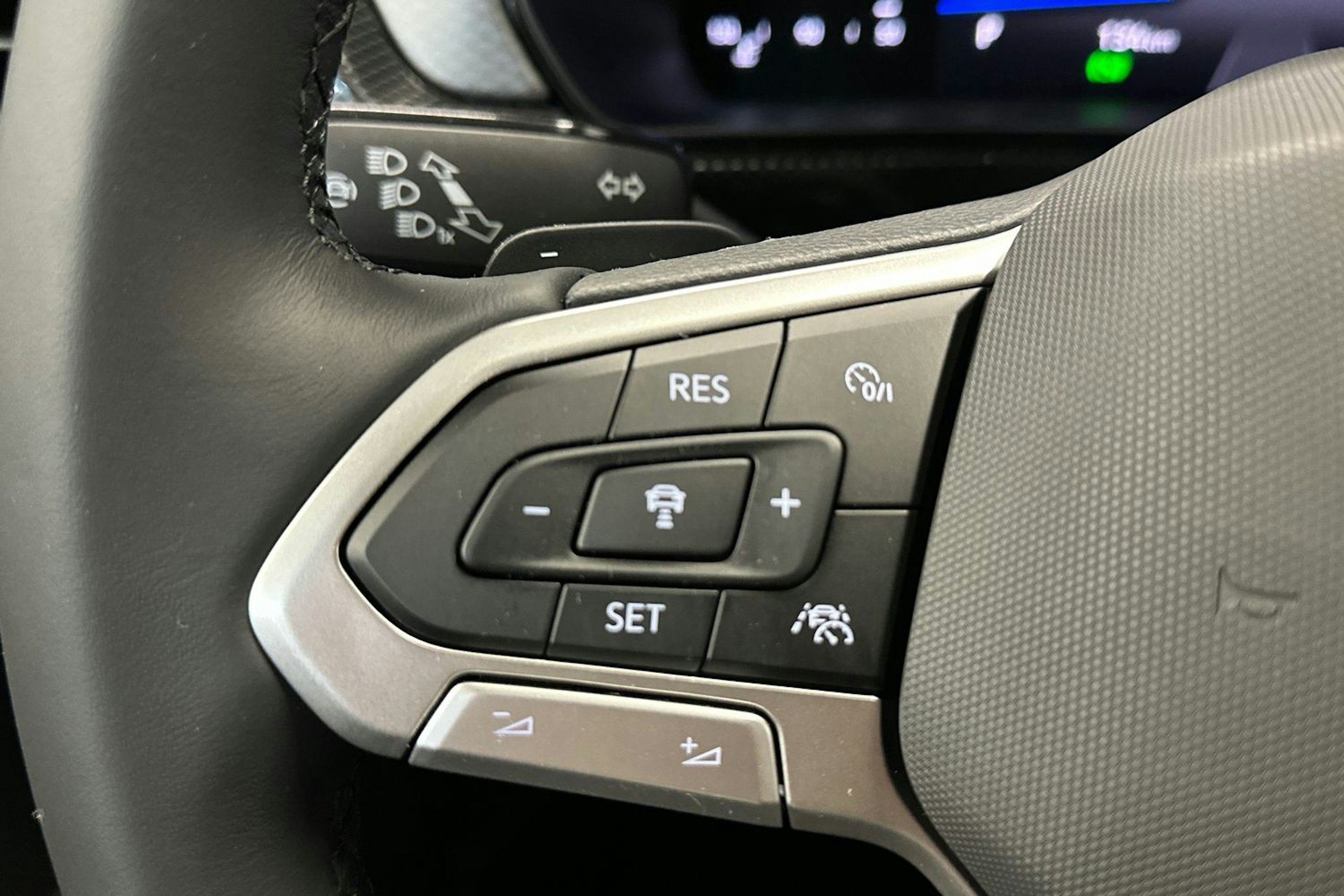 Harmaa Volkswagen T-Cross 2025 kuva 16.