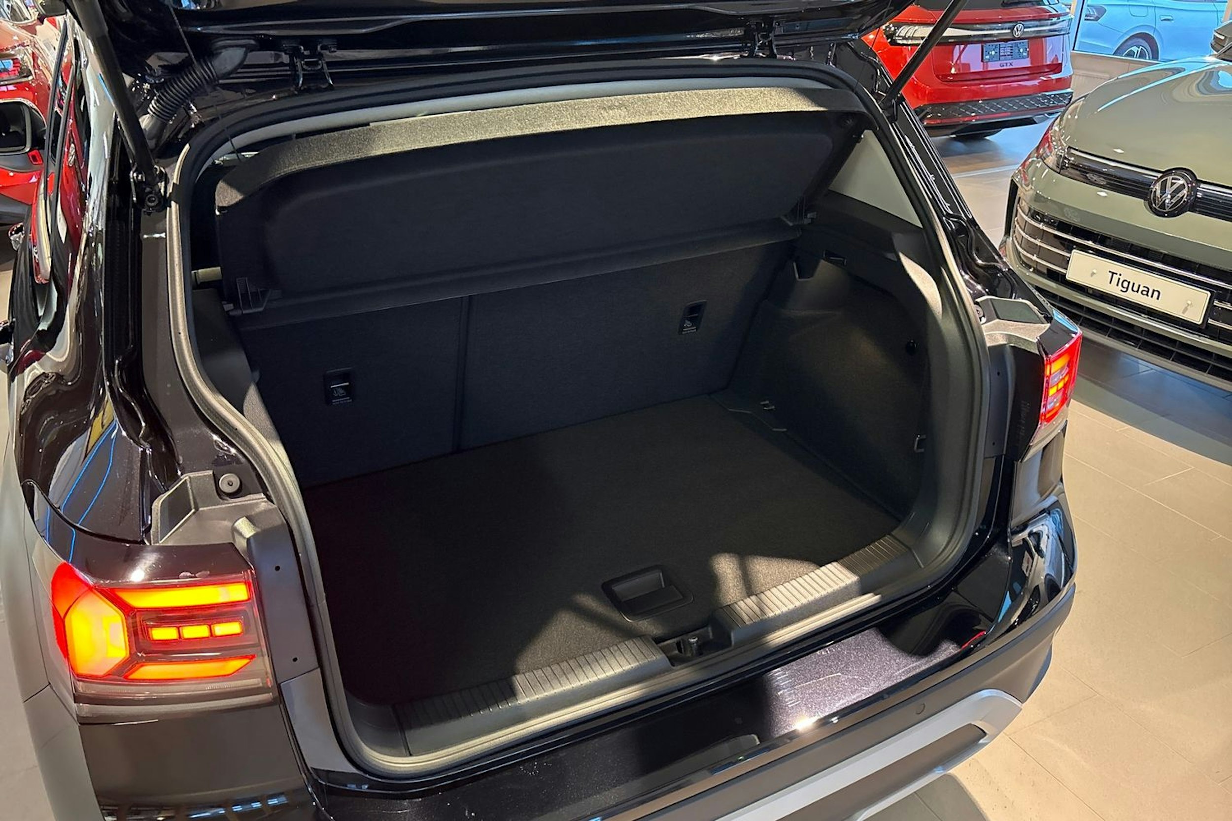 musta Volkswagen T-Cross 2025 kuva 11.