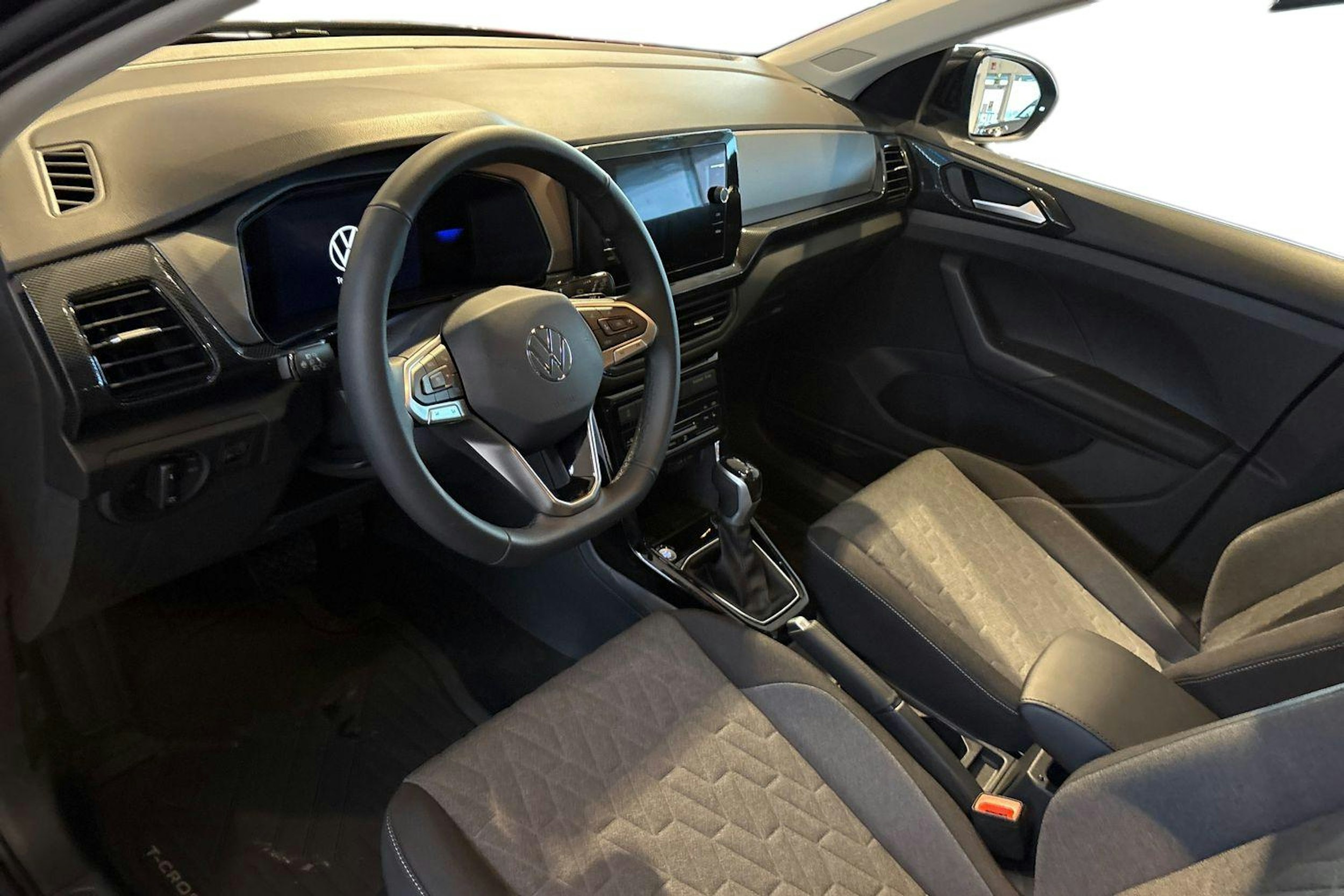 musta Volkswagen T-Cross 2025 kuva 6.