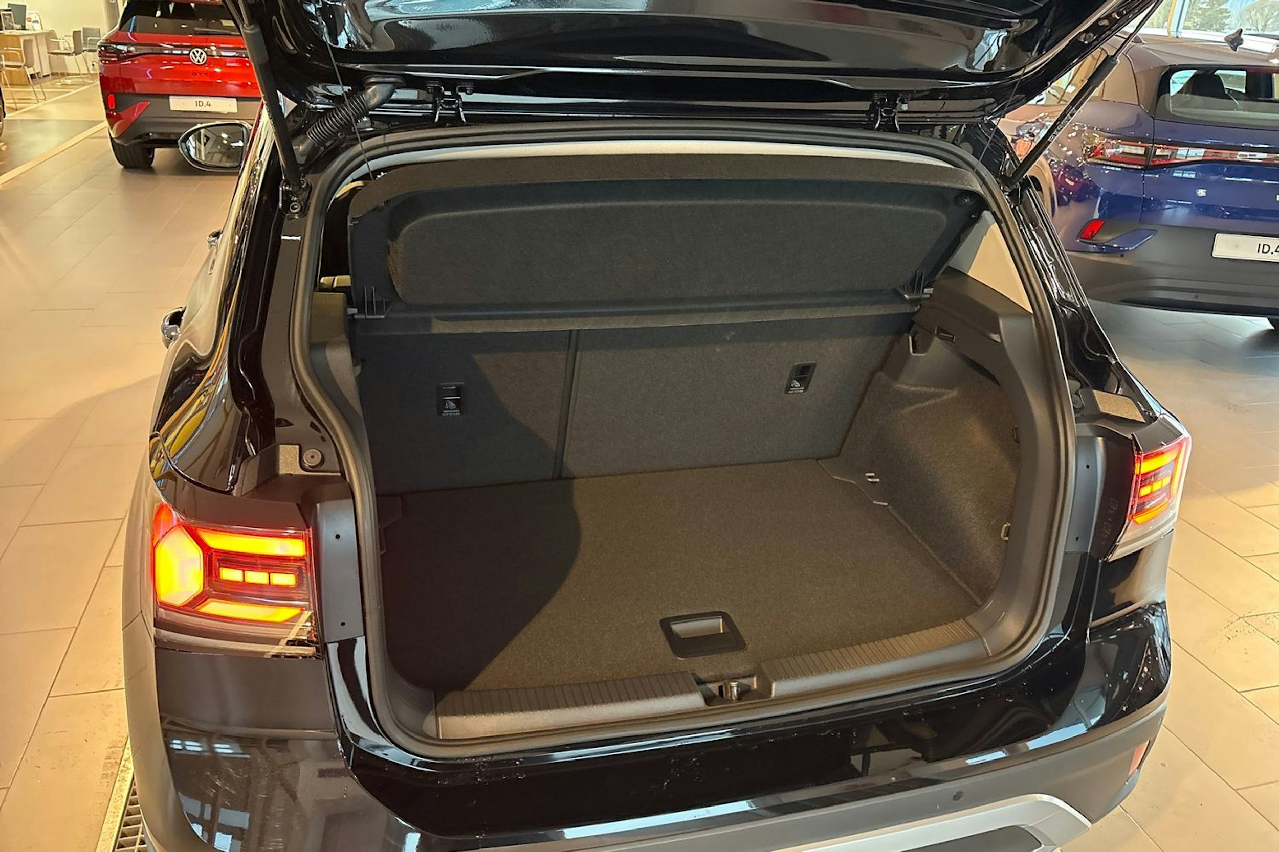 musta Volkswagen T-Cross 2025 kuva 11.