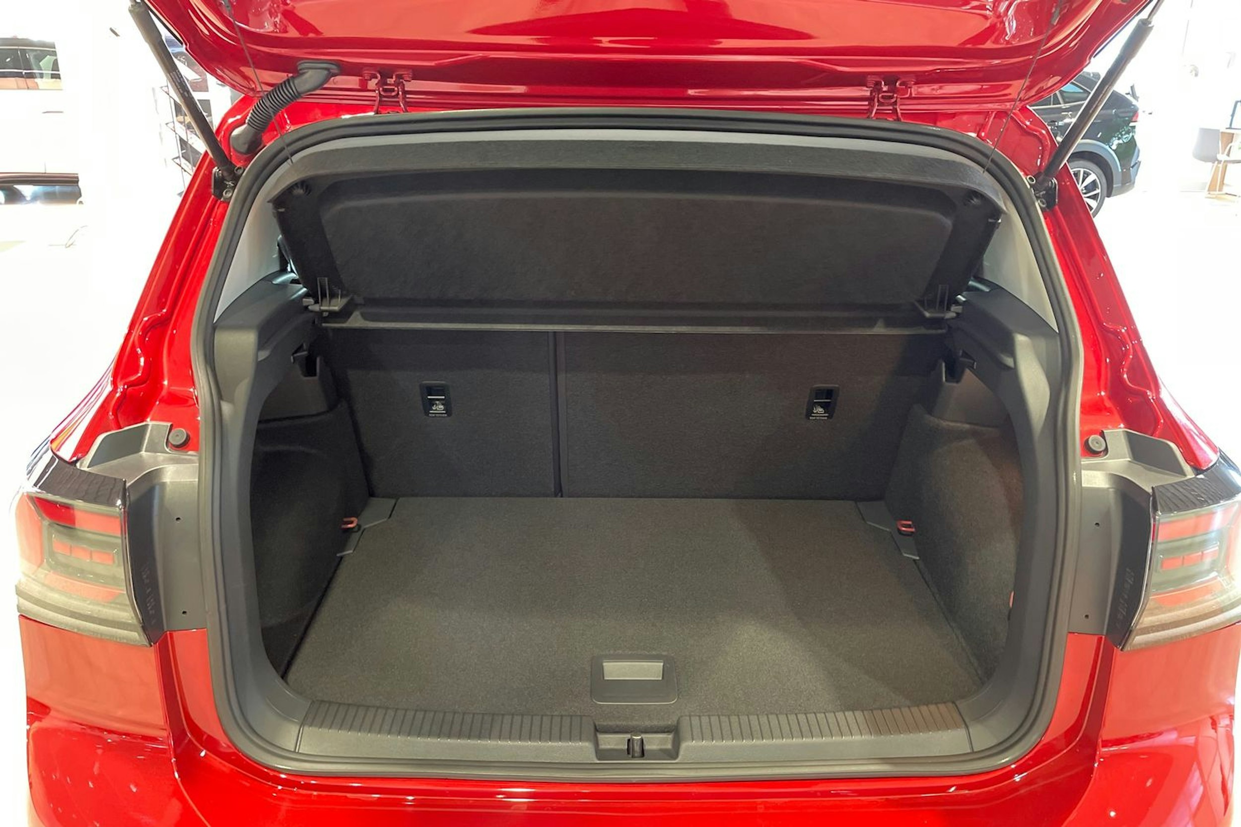 punainen Volkswagen T-Cross 2025 kuva 11.