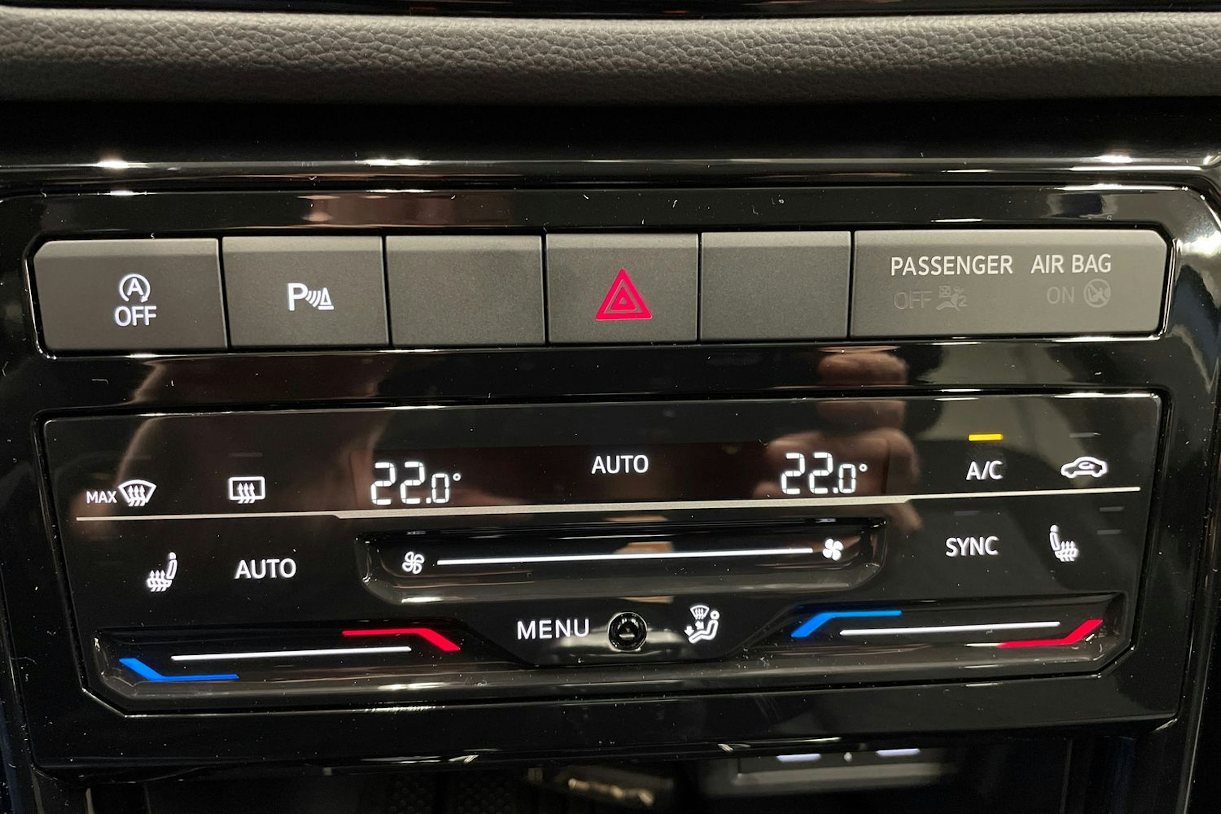 sininen Volkswagen T-Cross 2025 kuva 13.