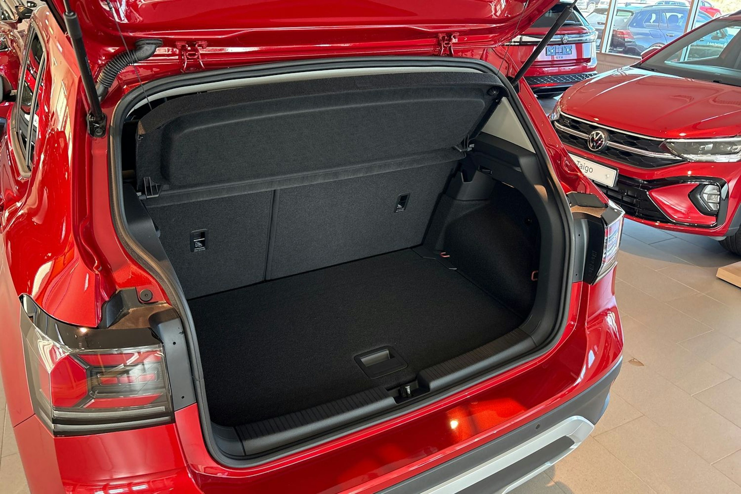 punainen Volkswagen T-Cross 2025 kuva 12.