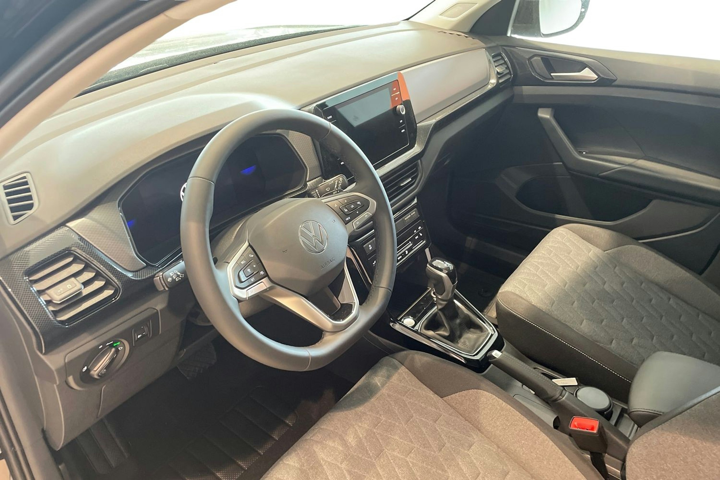 musta Volkswagen T-Cross 2025 kuva 6.