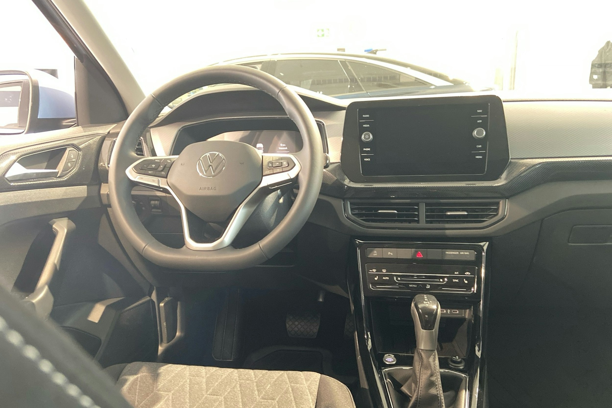 sininen Volkswagen T-Cross 2025 kuva 6.