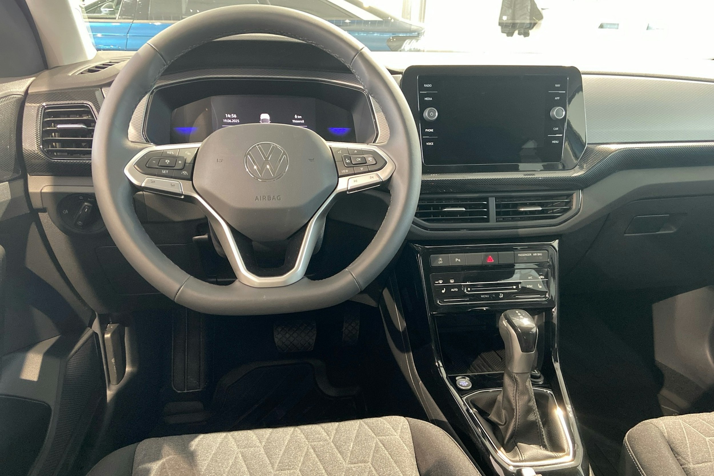 sininen Volkswagen T-Cross 2025 kuva 7.
