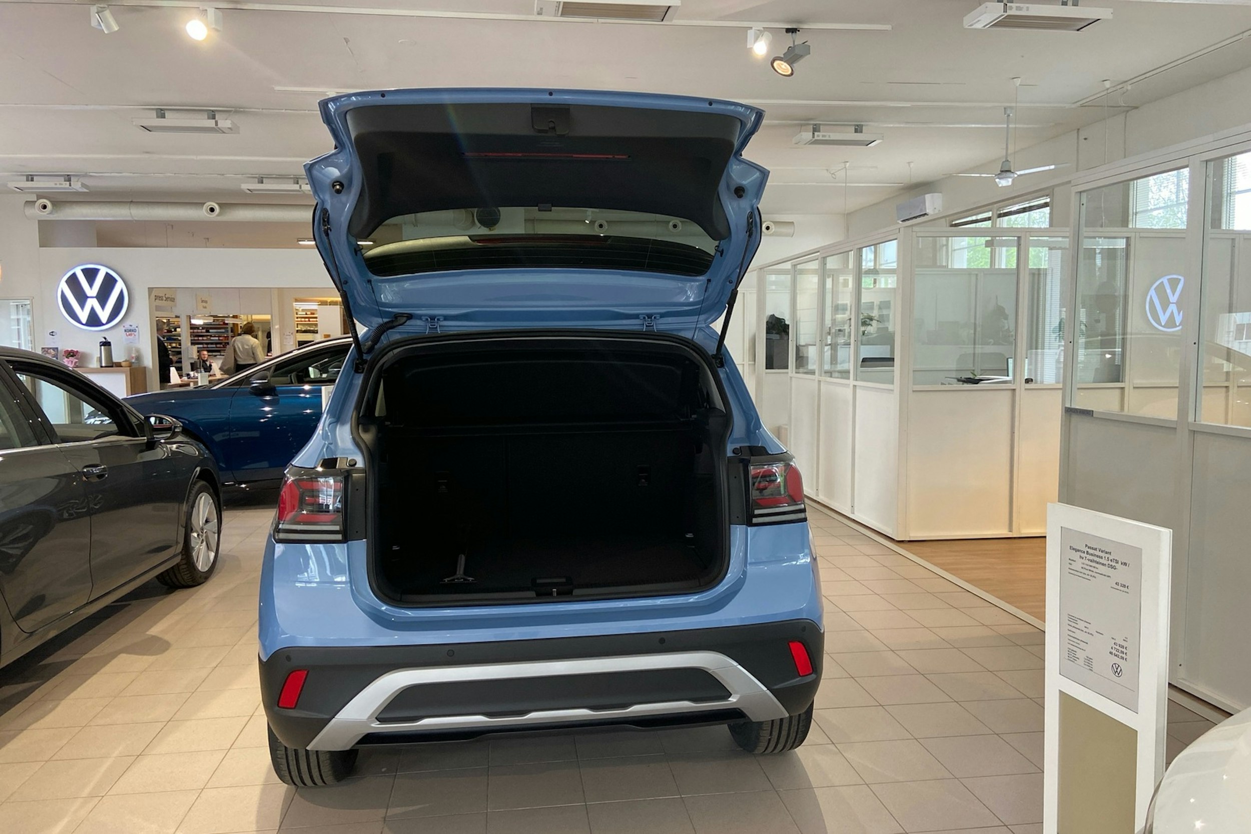 sininen Volkswagen T-Cross 2025 kuva 17.