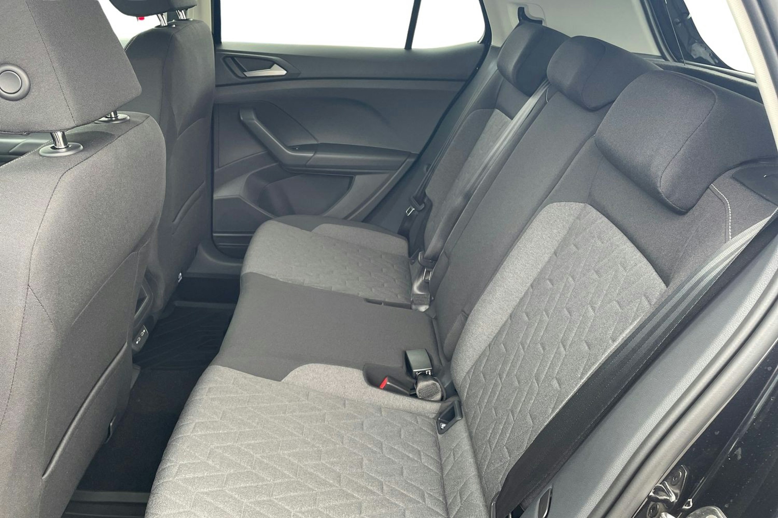 musta Volkswagen T-Cross 2025 kuva 8.