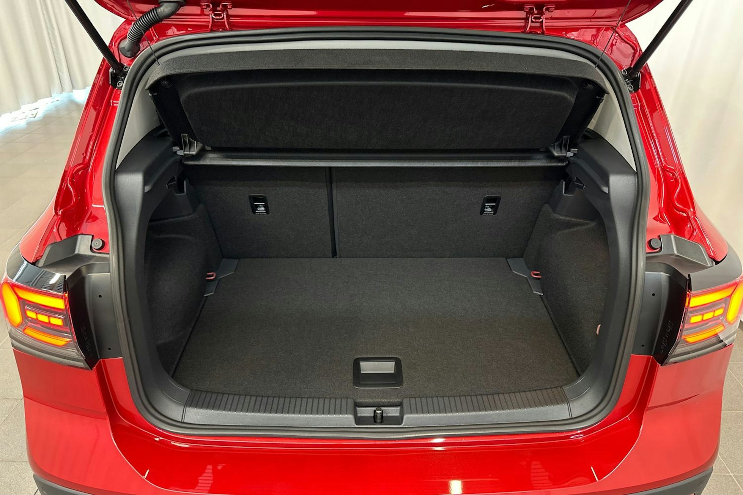 punainen Volkswagen T-Cross 2025 kuva 11.