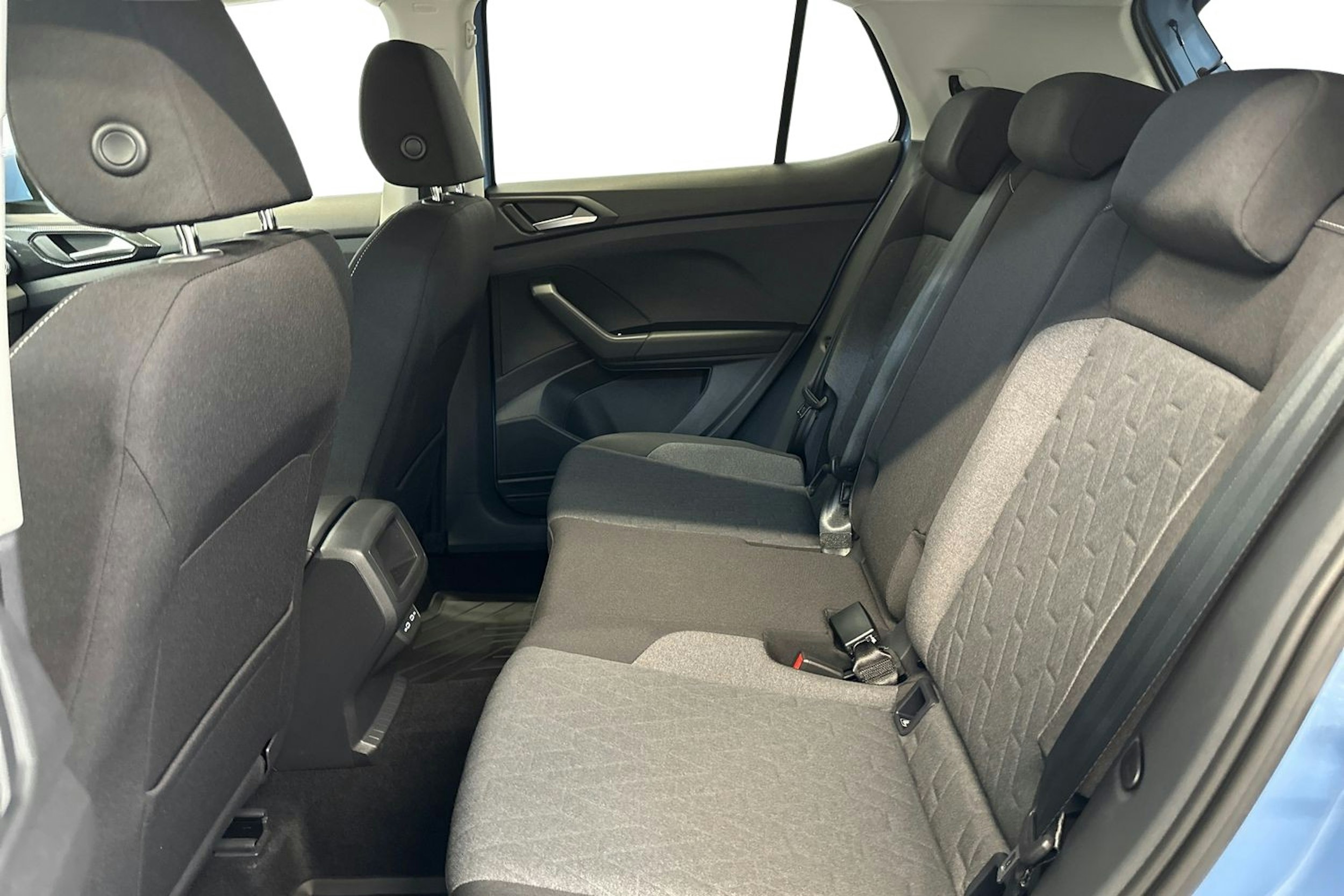 sininen Volkswagen T-Cross 2025 kuva 8.