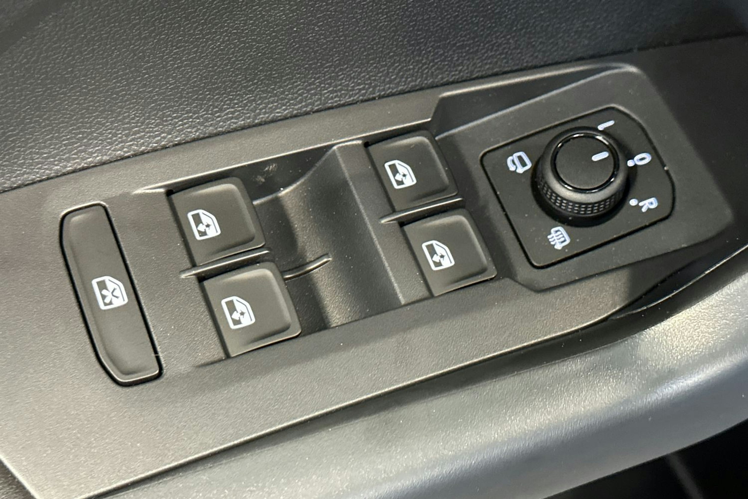 sininen Volkswagen T-Cross 2025 kuva 13.