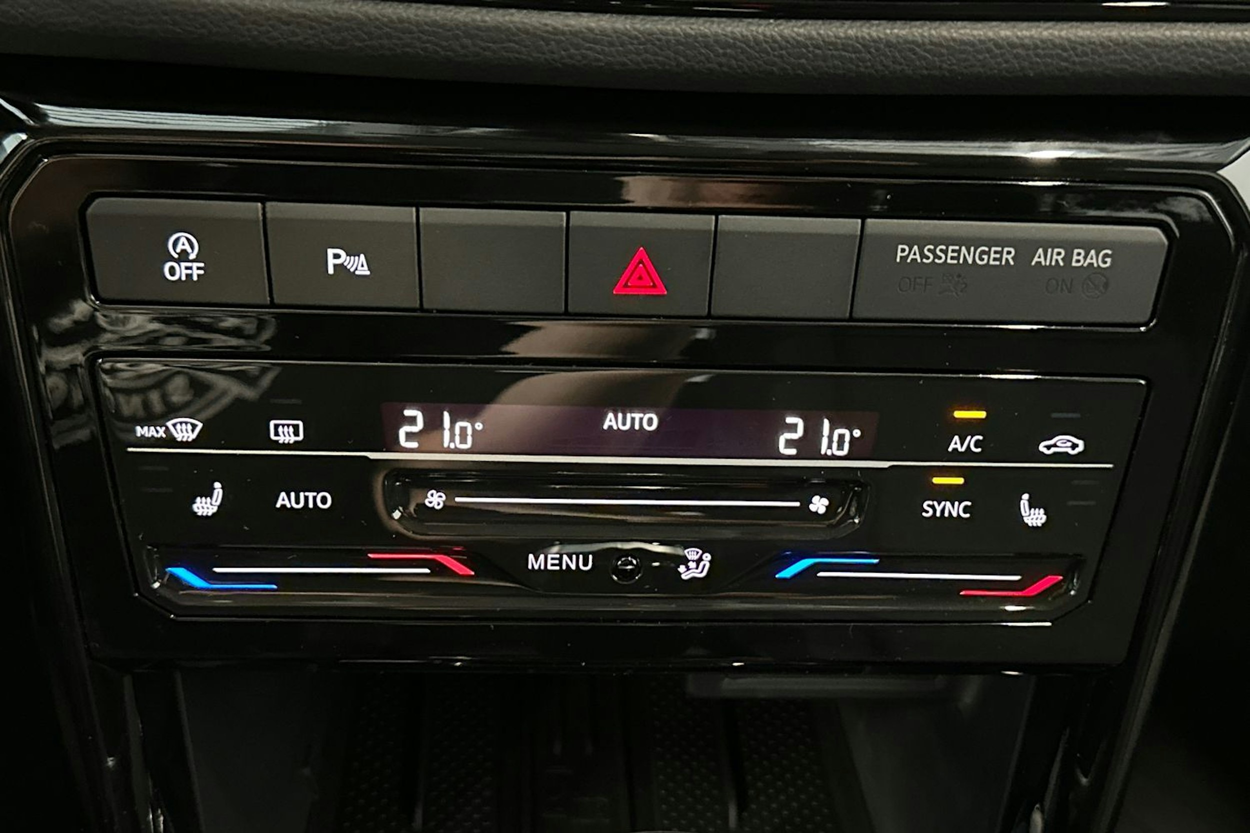 sininen Volkswagen T-Cross 2025 kuva 24.