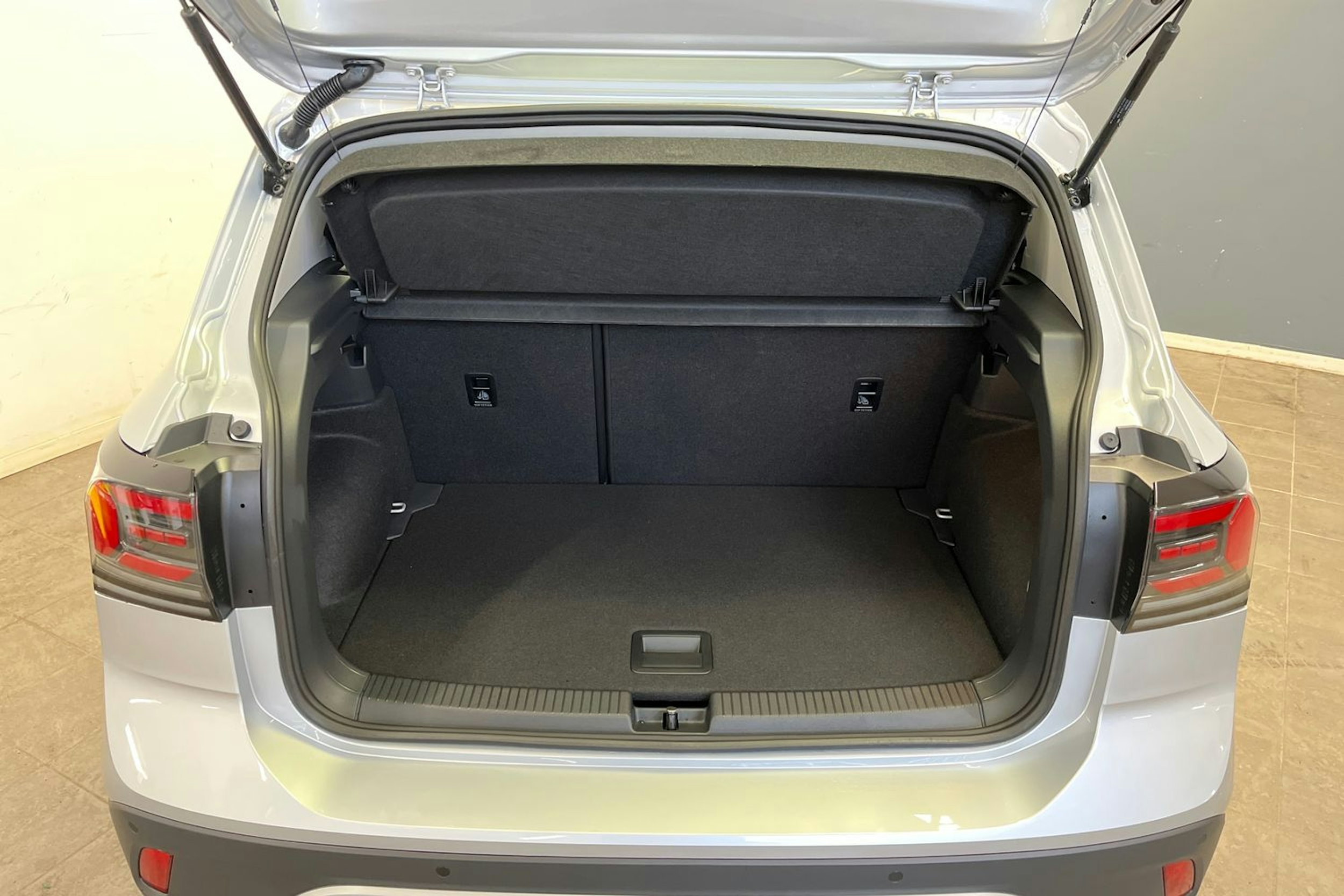 met. harmaa Volkswagen T-Cross 2026 kuva 11.