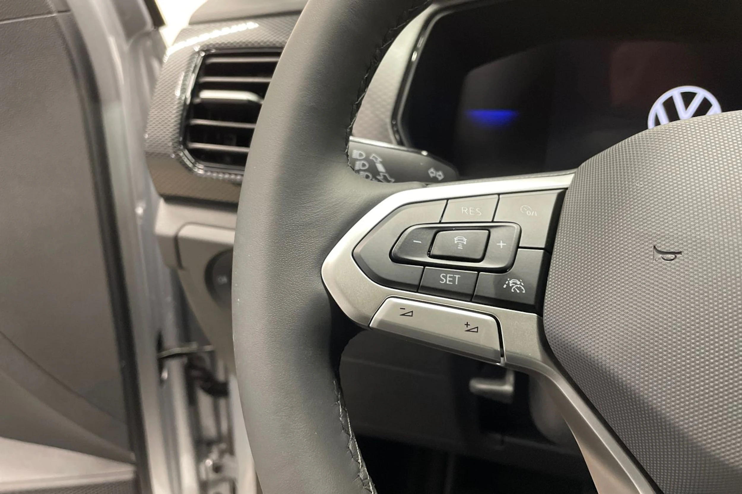 harmaa Volkswagen T-Cross 2026 kuva 12.