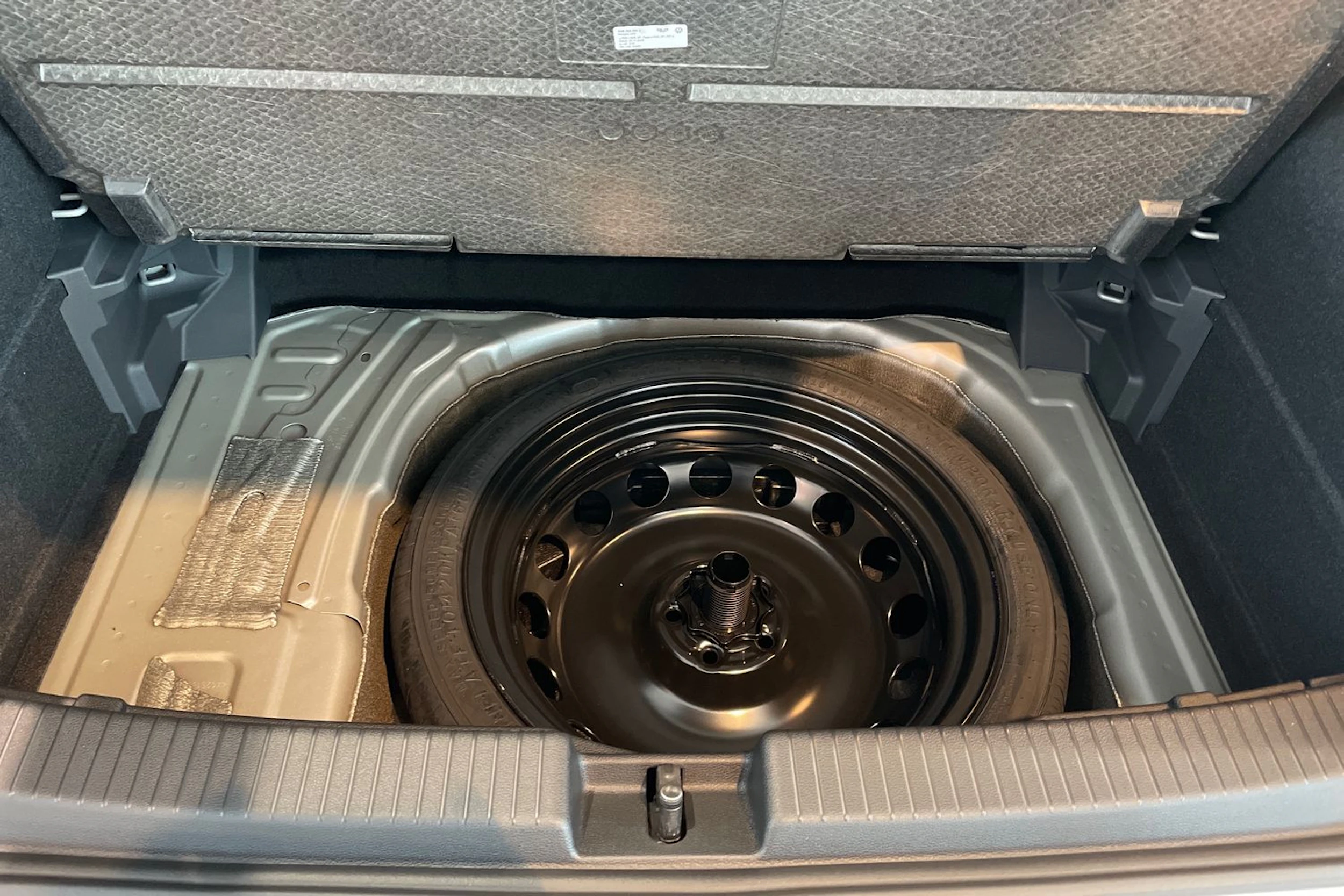 met. harmaa Volkswagen T-Cross 2026 kuva 15.