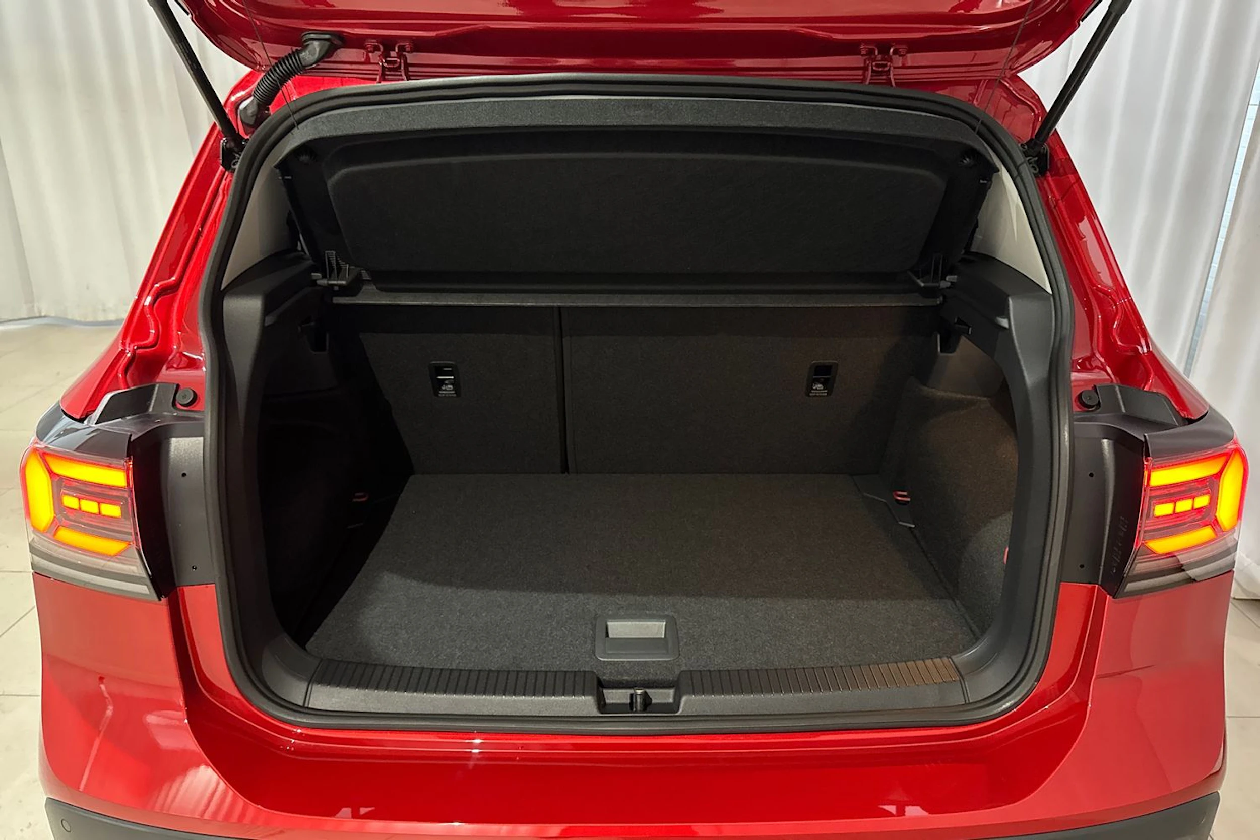met. punainen Volkswagen T-Cross 2026 kuva 10.