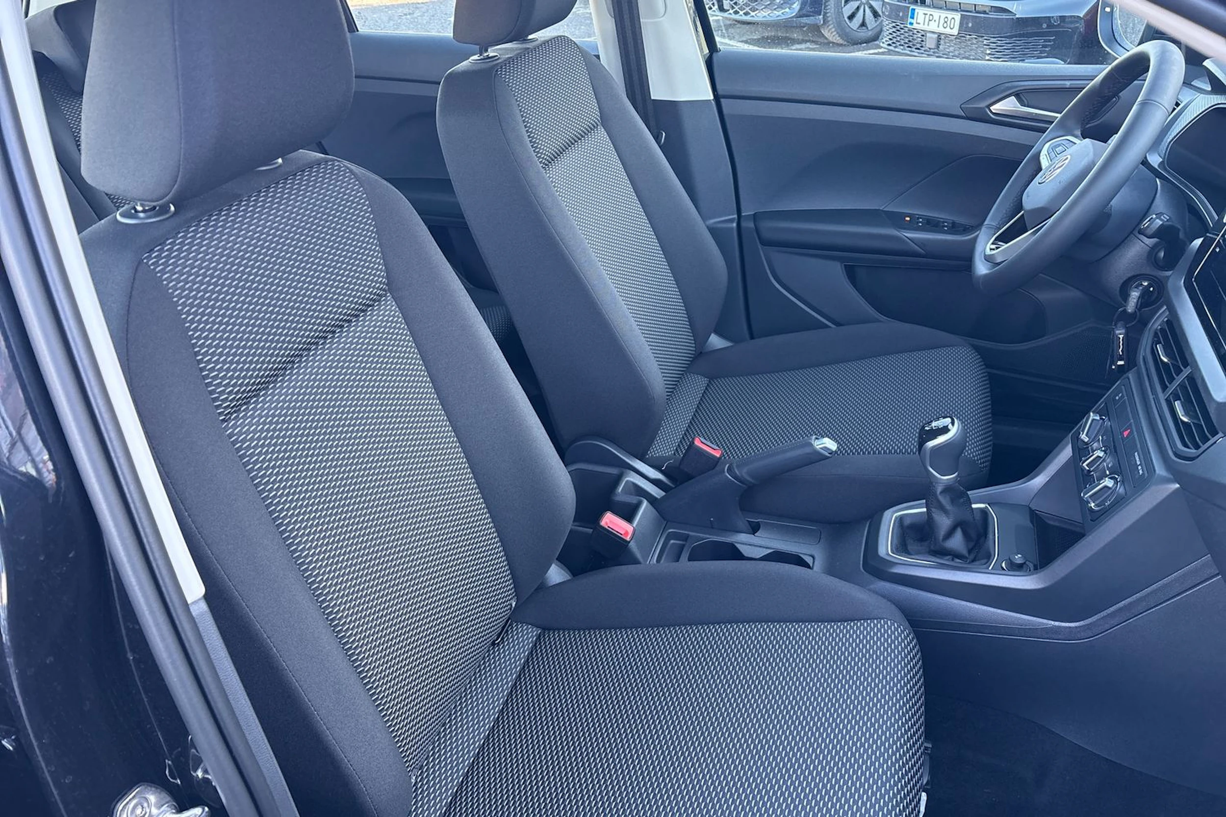 musta Volkswagen T-Cross 2026 kuva 12.