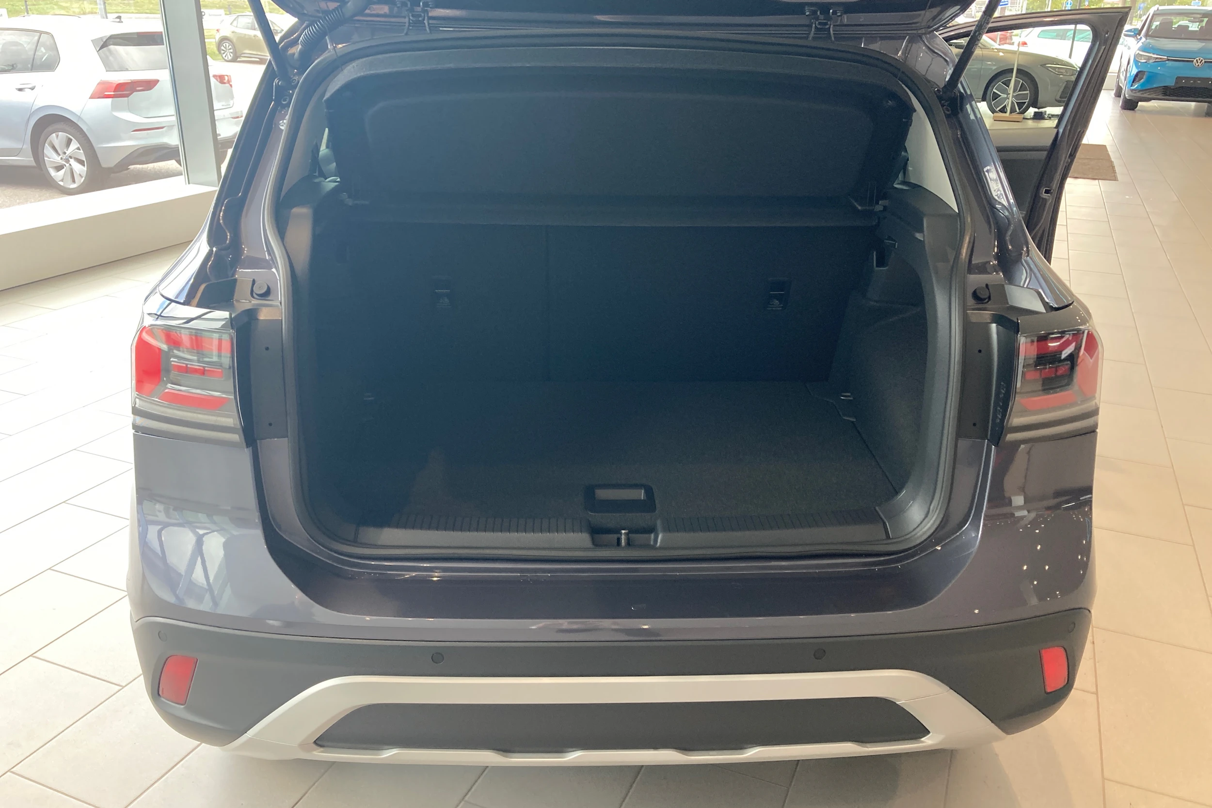 harmaa Volkswagen T-Cross 2027 kuva 17.