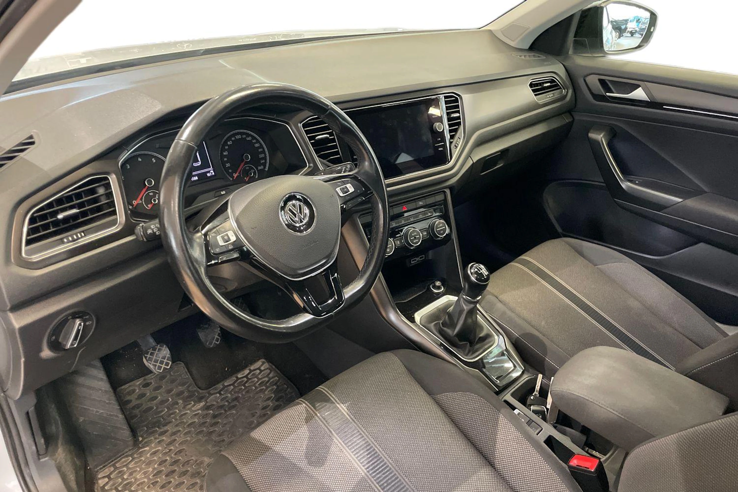 Valkoinen Volkswagen T-Roc 2018 kuva 3.